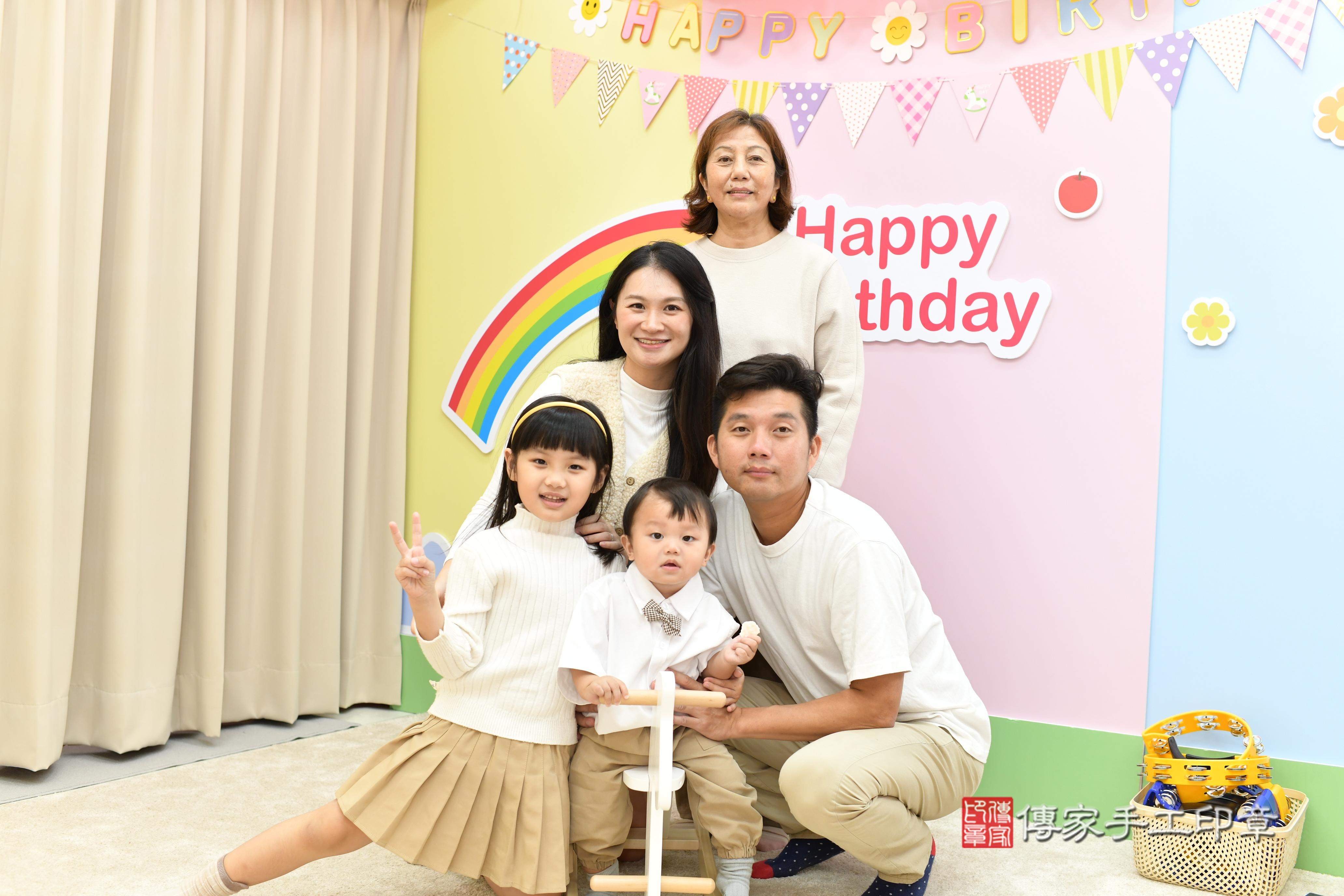 傳家手工印章高雄店、抓周、度脺、美式風會場、傳家嬰兒古禮、吉祥話、抓周道具物品24種、拍照。抓周證書。寶寶抓周、滿周歲、生日快樂、祝福