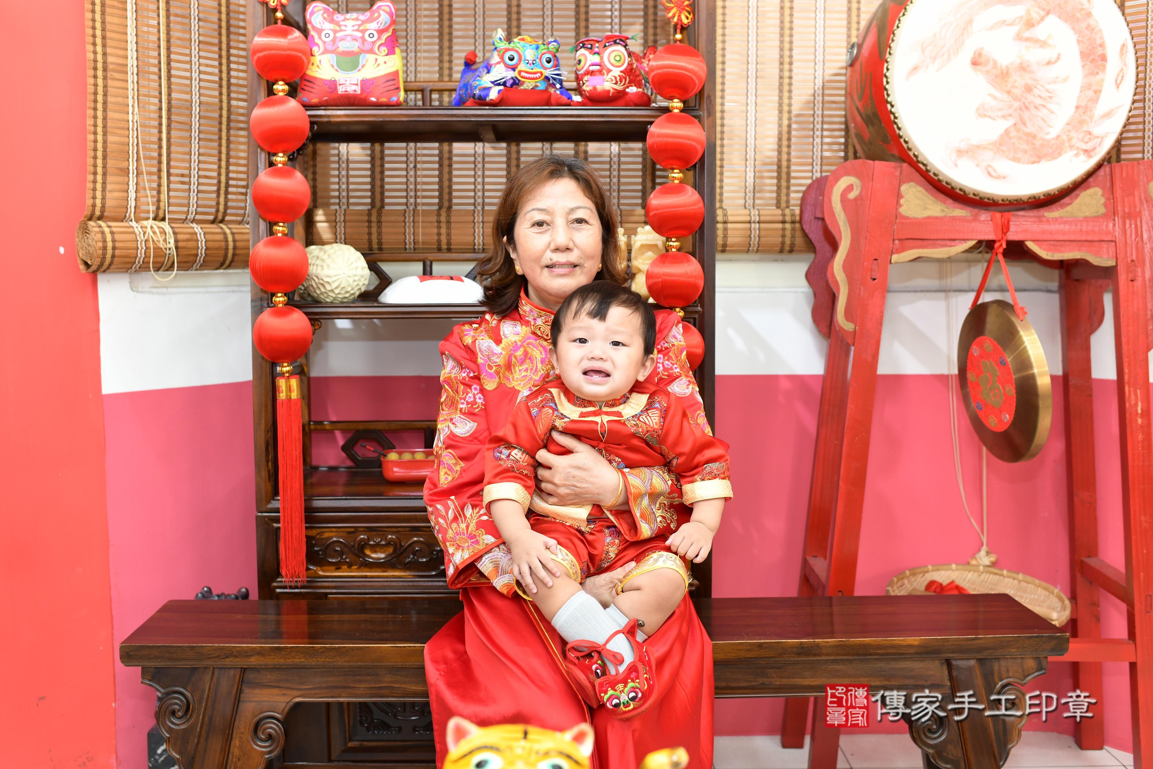 傳家手工印章高雄店、抓周、度脺、美式風會場、傳家嬰兒古禮、吉祥話、抓周道具物品24種、拍照。抓周證書。寶寶抓周、滿周歲、生日快樂、祝福