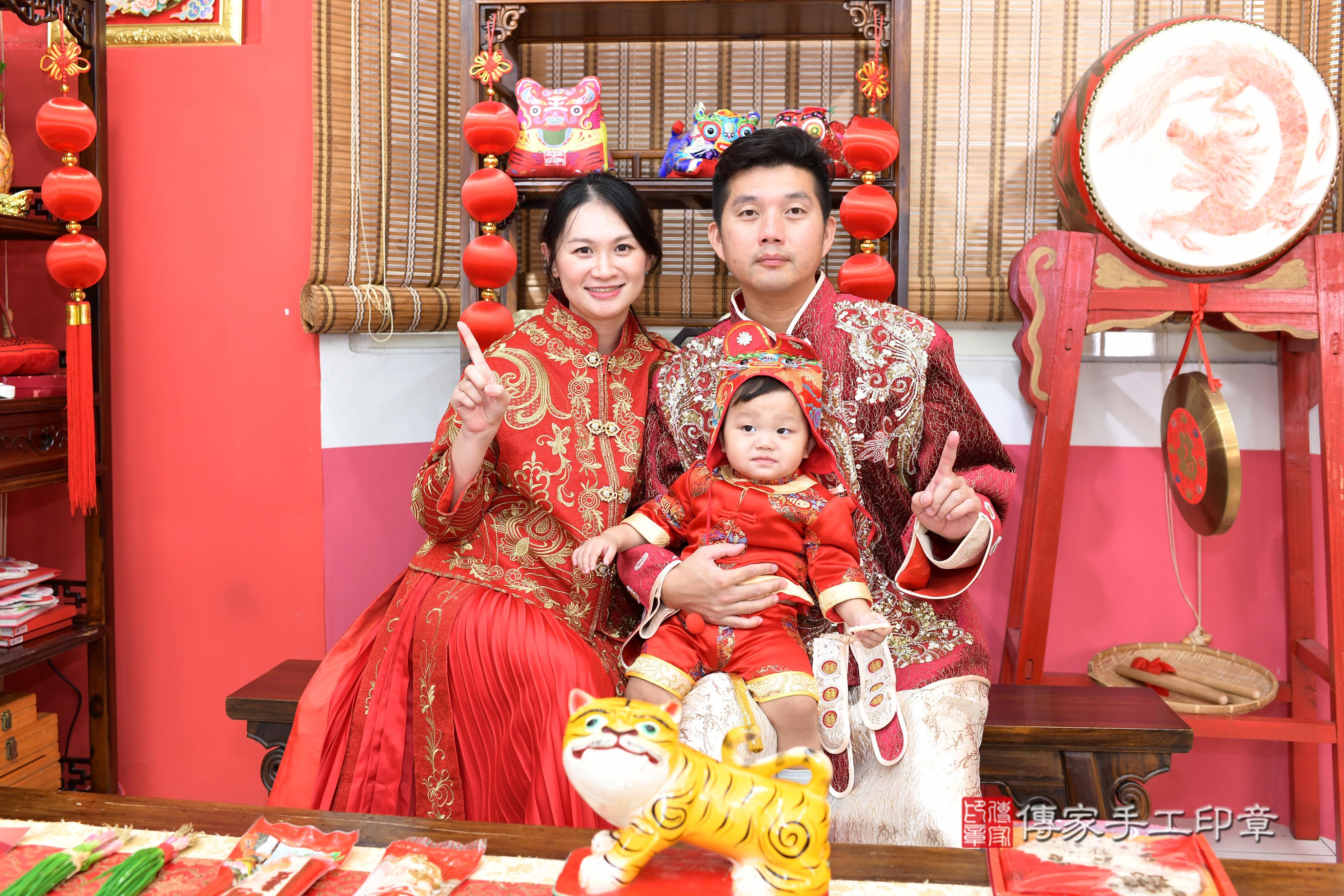 傳家手工印章高雄店、抓周、度脺、美式風會場、傳家嬰兒古禮、吉祥話、抓周道具物品24種、拍照。抓周證書。寶寶抓周、滿周歲、生日快樂、祝福