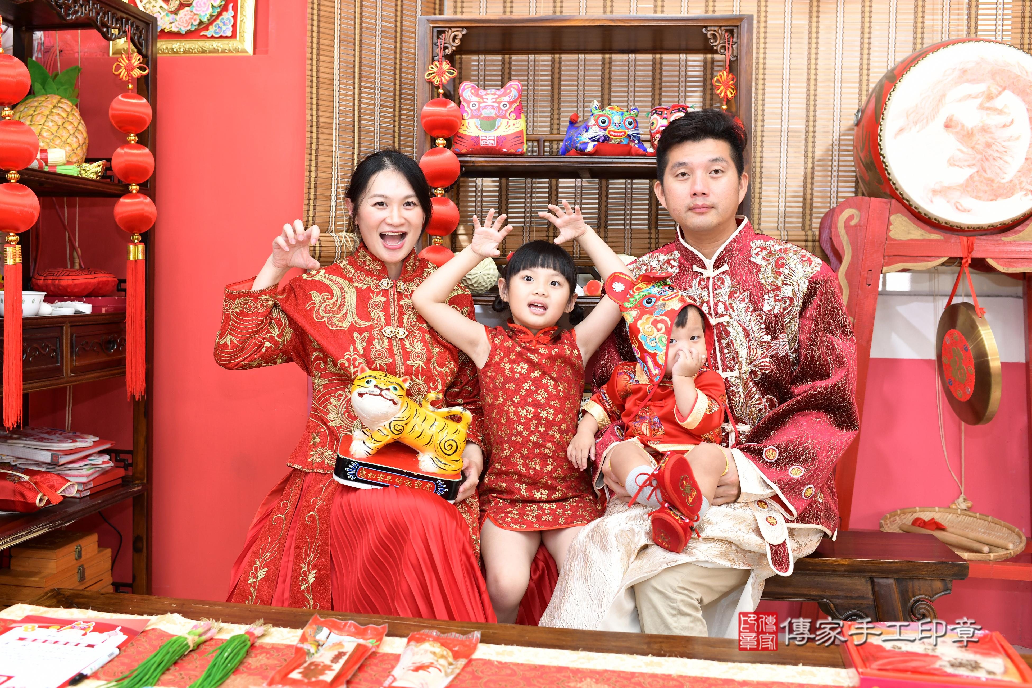 傳家手工印章高雄店、抓周、度脺、美式風會場、傳家嬰兒古禮、吉祥話、抓周道具物品24種、拍照。抓周證書。寶寶抓周、滿周歲、生日快樂、祝福