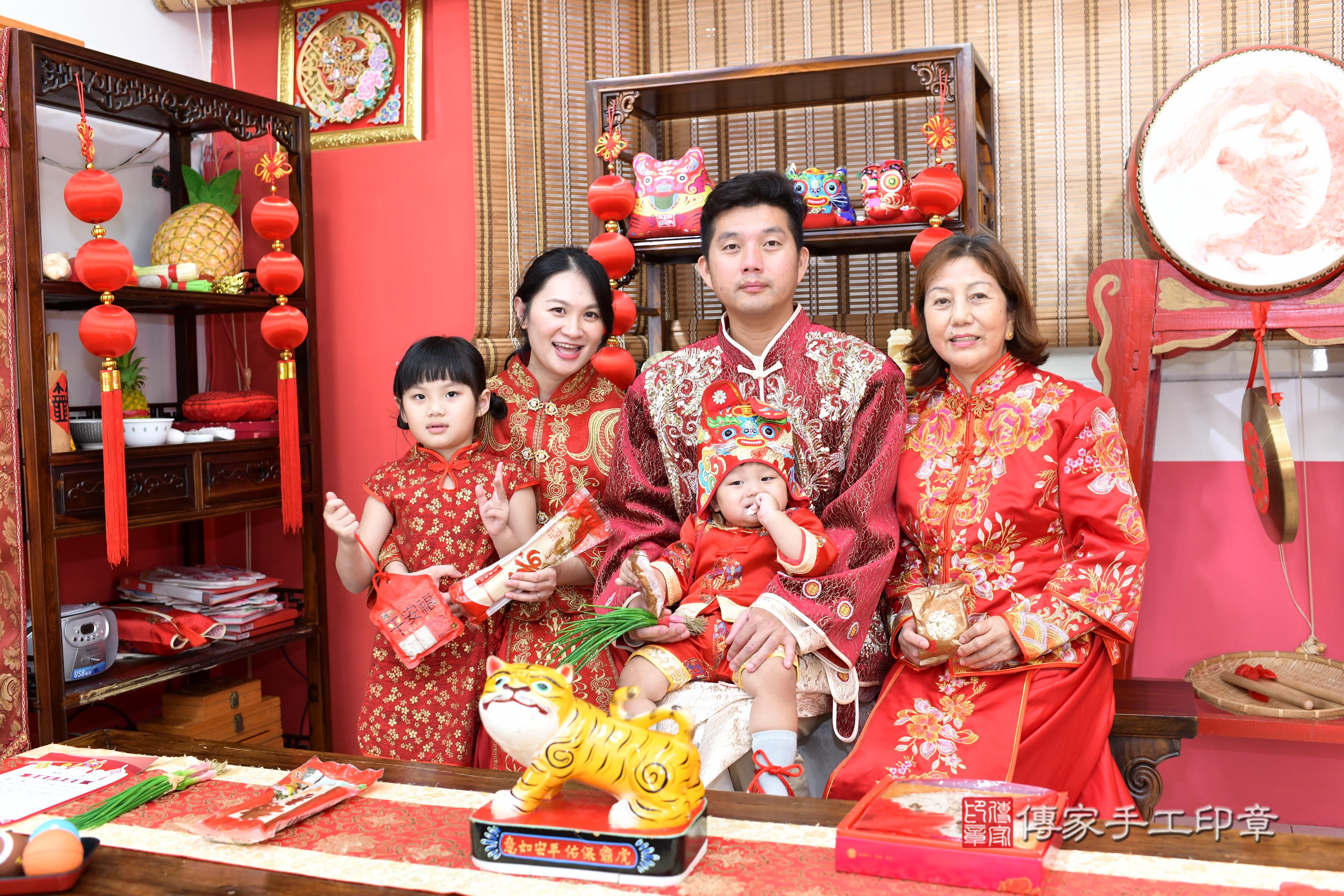 傳家手工印章高雄店、抓周、度脺、美式風會場、傳家嬰兒古禮、吉祥話、抓周道具物品24種、拍照。抓周證書。寶寶抓周、滿周歲、生日快樂、祝福