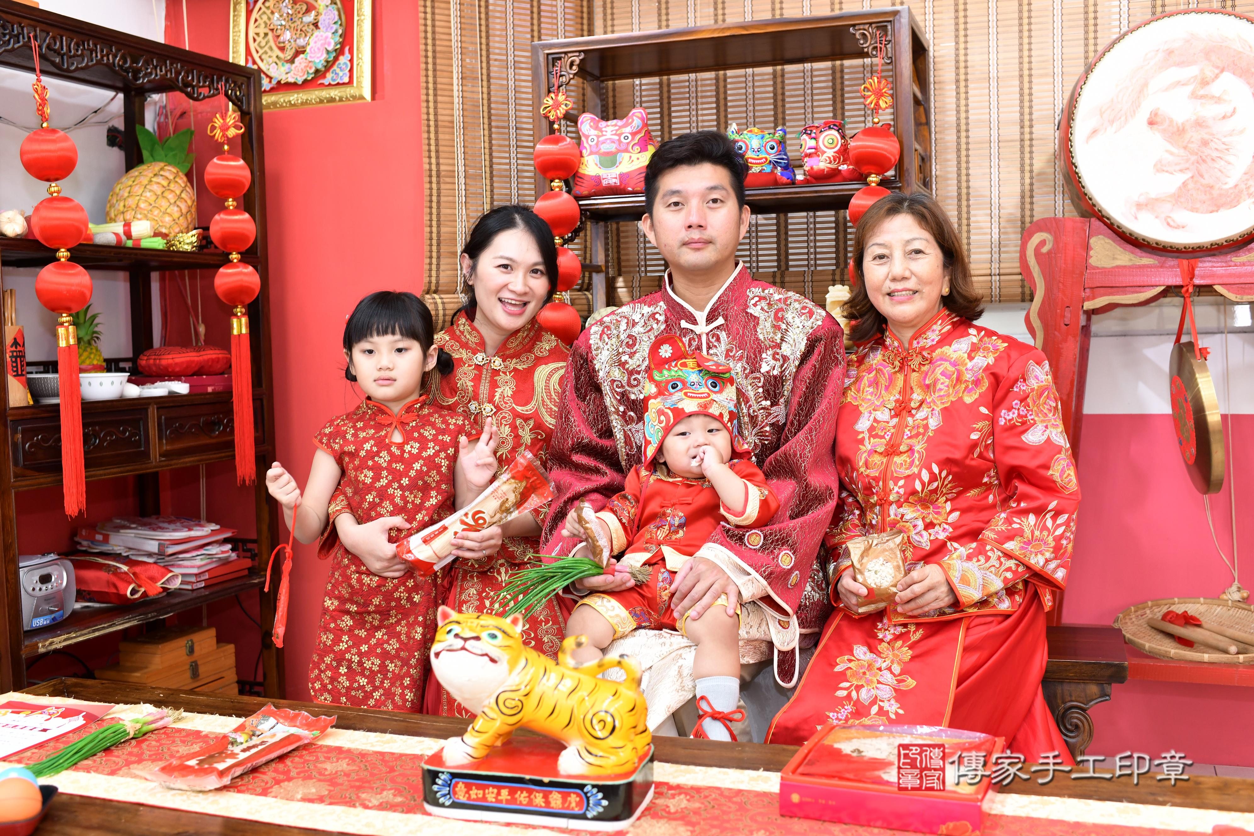 傳家手工印章高雄店、抓周、度脺、美式風會場、傳家嬰兒古禮、吉祥話、抓周道具物品24種、拍照。抓周證書。寶寶抓周、滿周歲、生日快樂、祝福