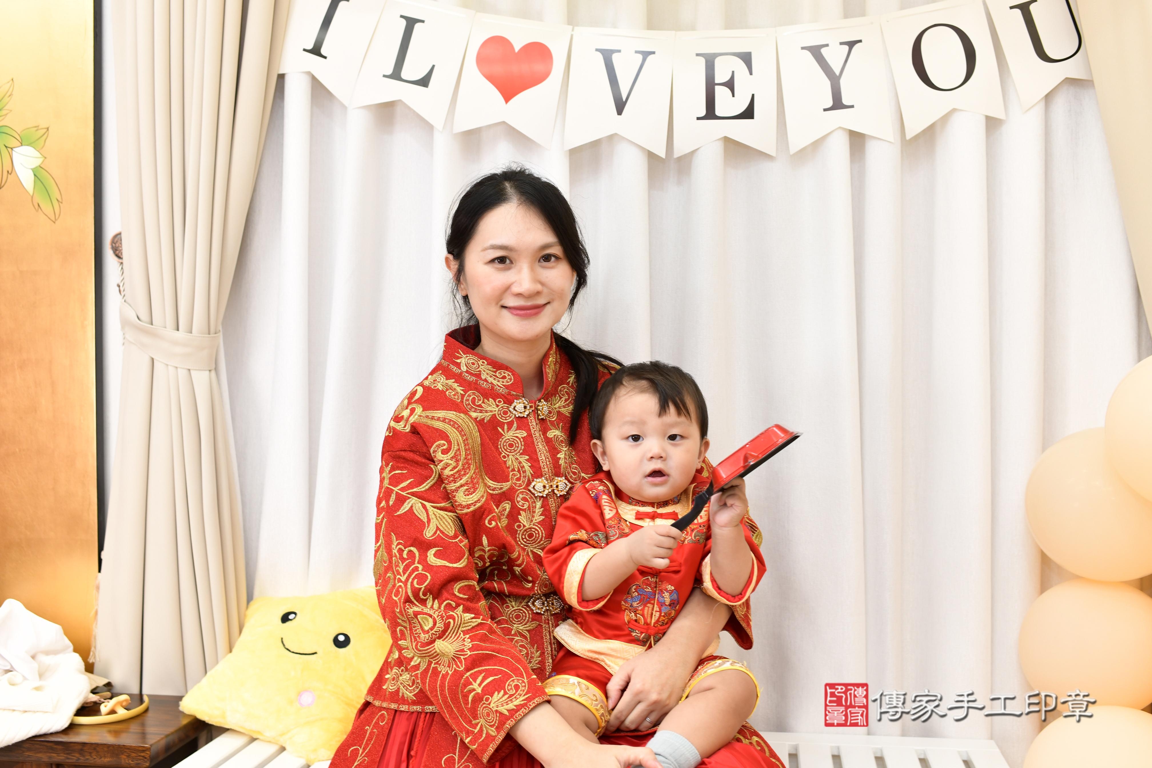 傳家手工印章高雄店、抓周、度脺、美式風會場、傳家嬰兒古禮、吉祥話、抓周道具物品24種、拍照。抓周證書。寶寶抓周、滿周歲、生日快樂、祝福