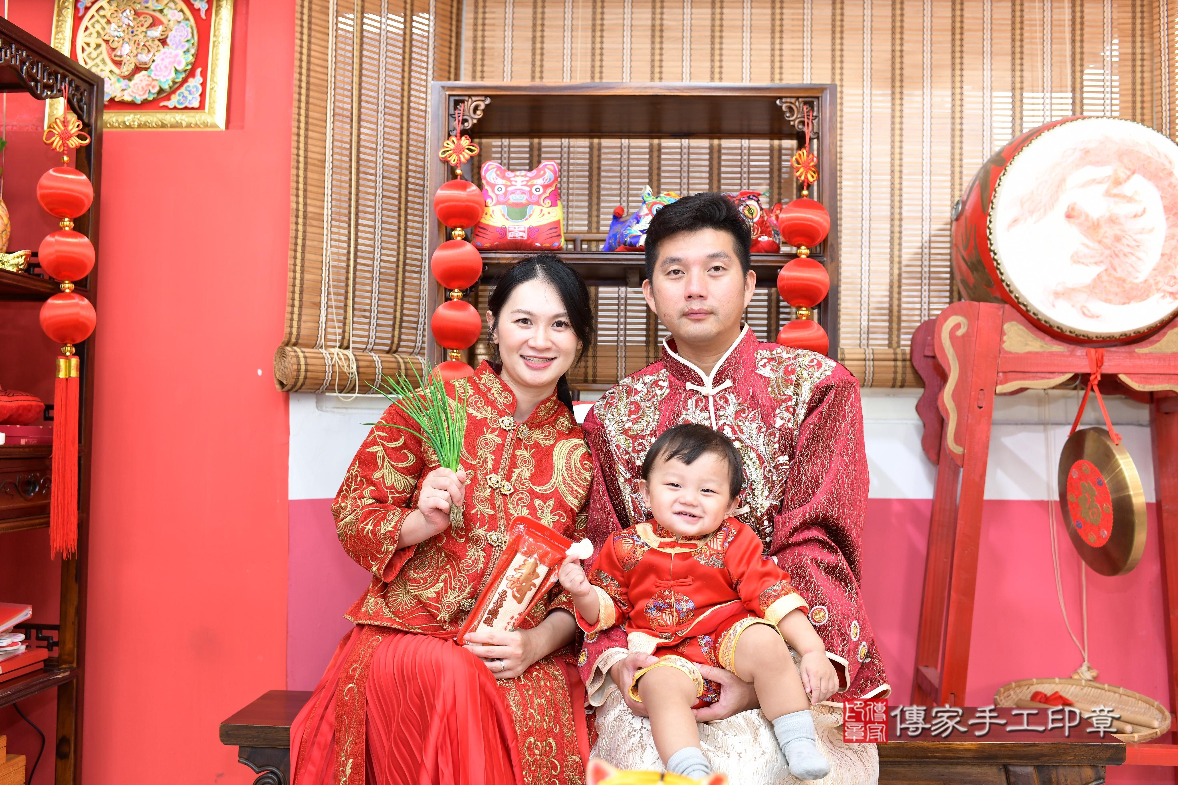 傳家手工印章高雄店、抓周、度脺、美式風會場、傳家嬰兒古禮、吉祥話、抓周道具物品24種、拍照。抓周證書。寶寶抓周、滿周歲、生日快樂、祝福
