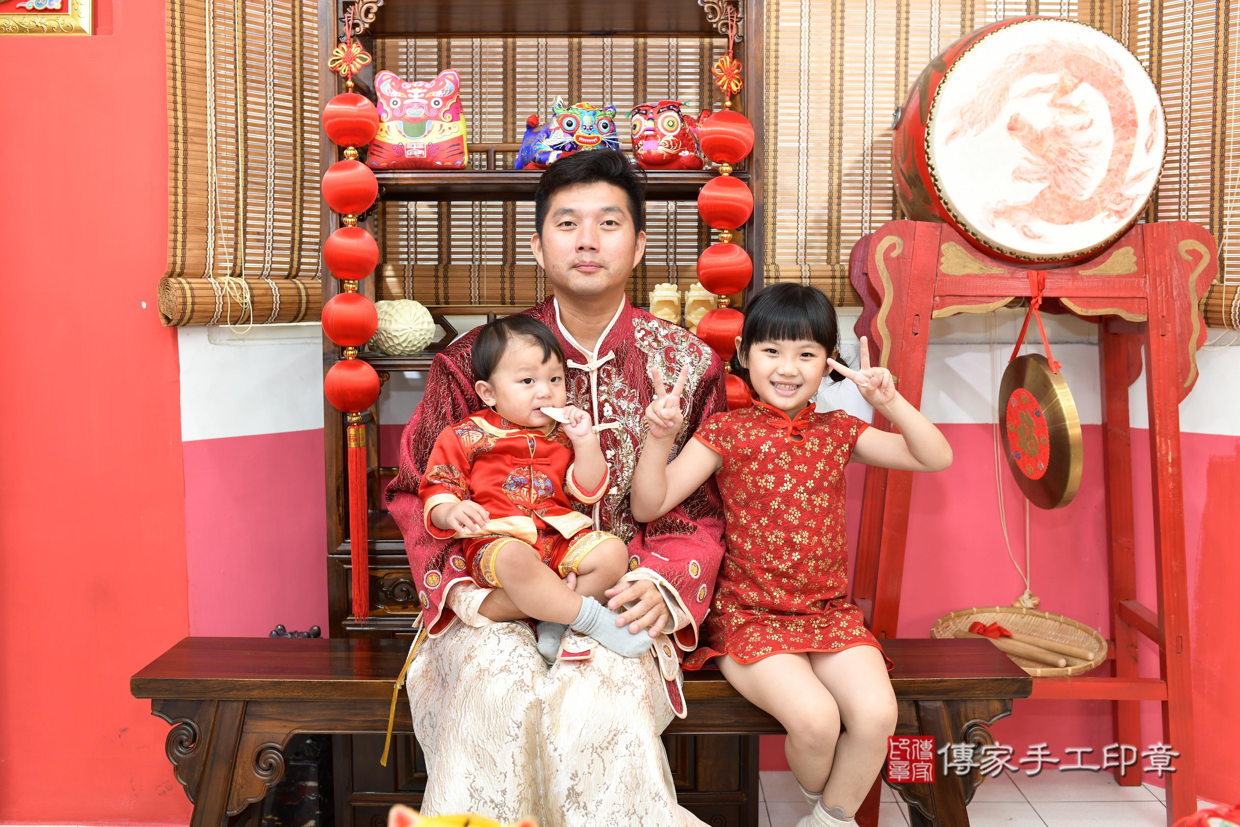 傳家手工印章高雄店、抓周、度脺、美式風會場、傳家嬰兒古禮、吉祥話、抓周道具物品24種、拍照。抓周證書。寶寶抓周、滿周歲、生日快樂、祝福
