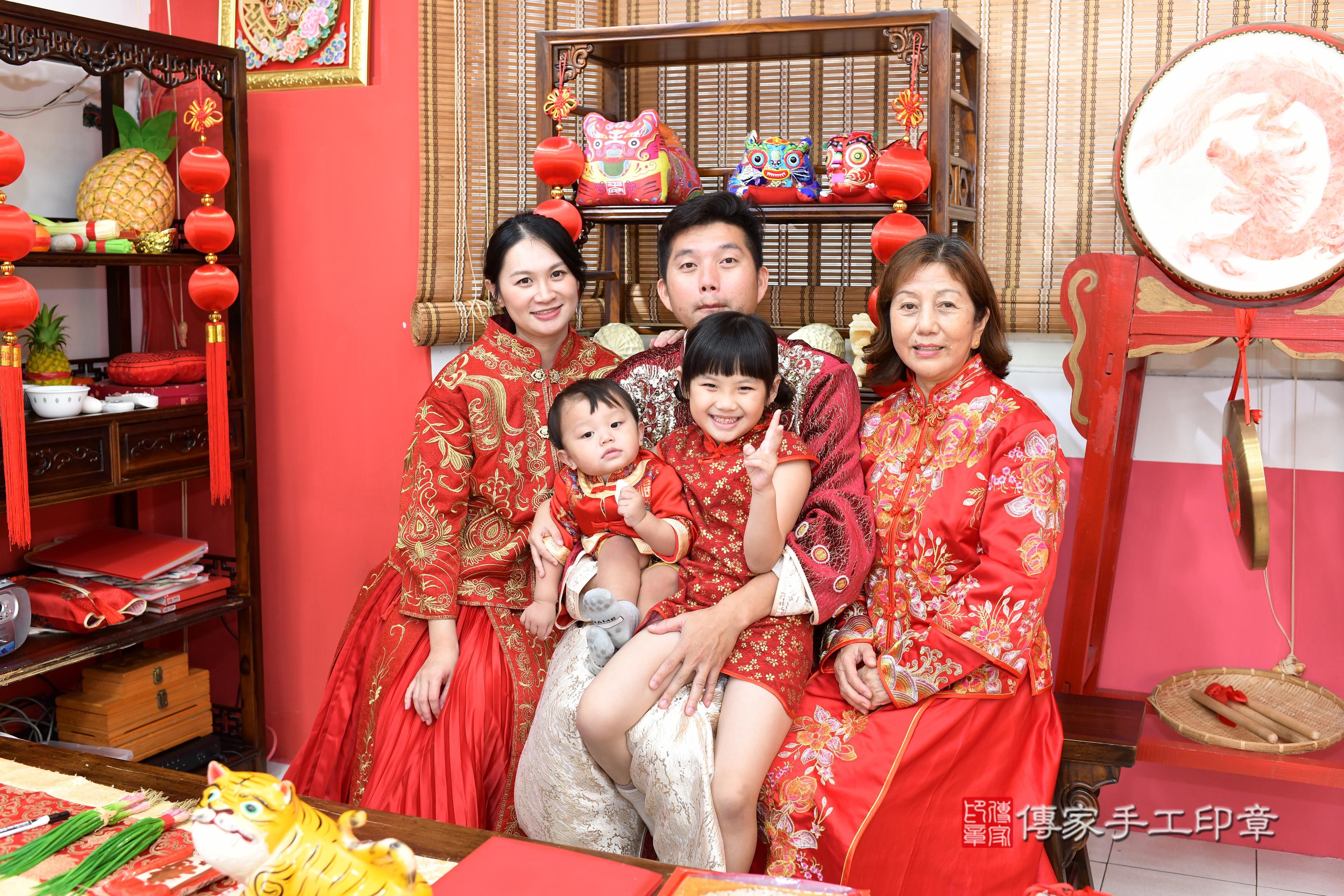 傳家手工印章高雄店、抓周、度脺、美式風會場、傳家嬰兒古禮、吉祥話、抓周道具物品24種、拍照。抓周證書。寶寶抓周、滿周歲、生日快樂、祝福