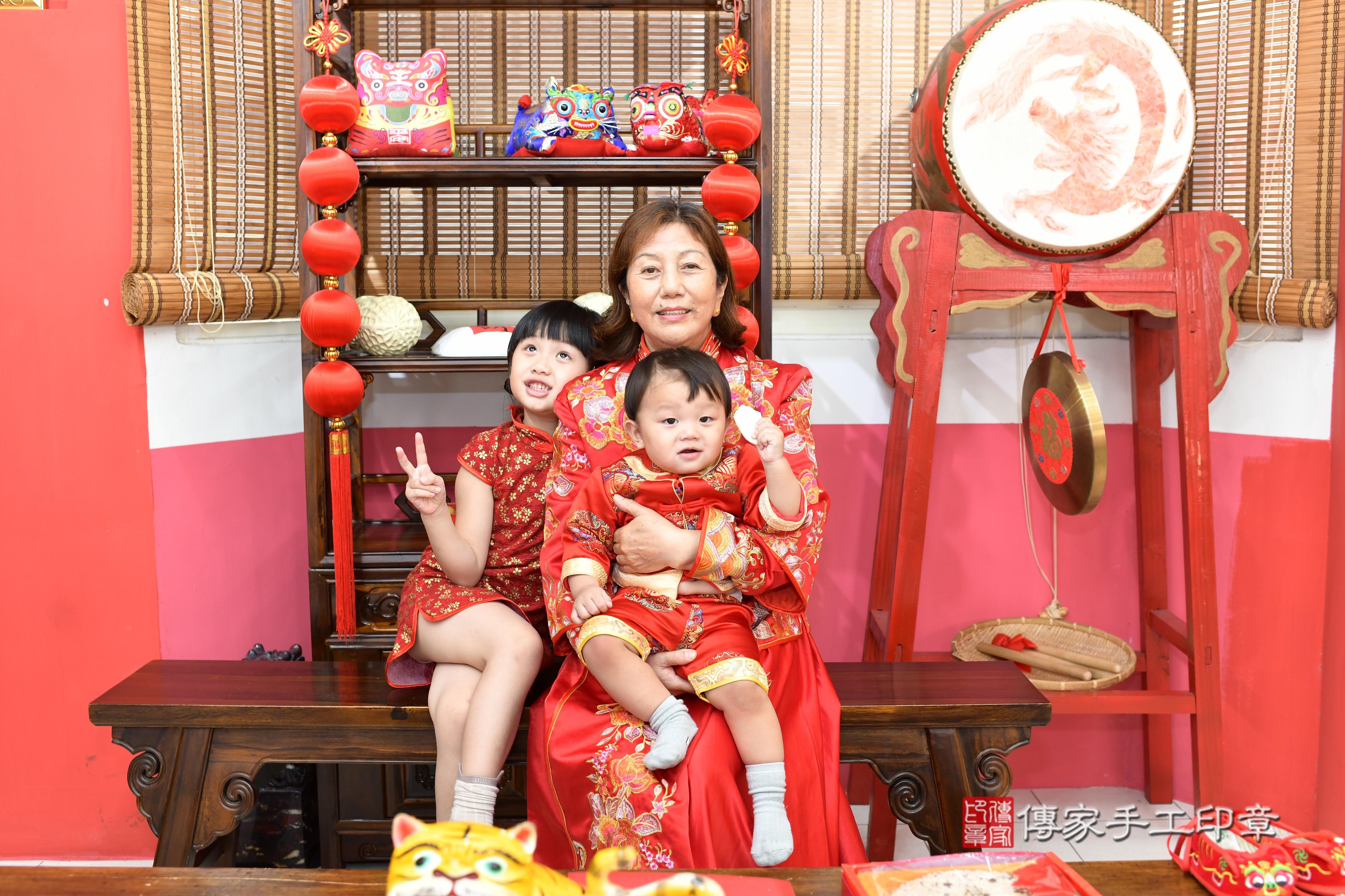 傳家手工印章高雄店、抓周、度脺、美式風會場、傳家嬰兒古禮、吉祥話、抓周道具物品24種、拍照。抓周證書。寶寶抓周、滿周歲、生日快樂、祝福