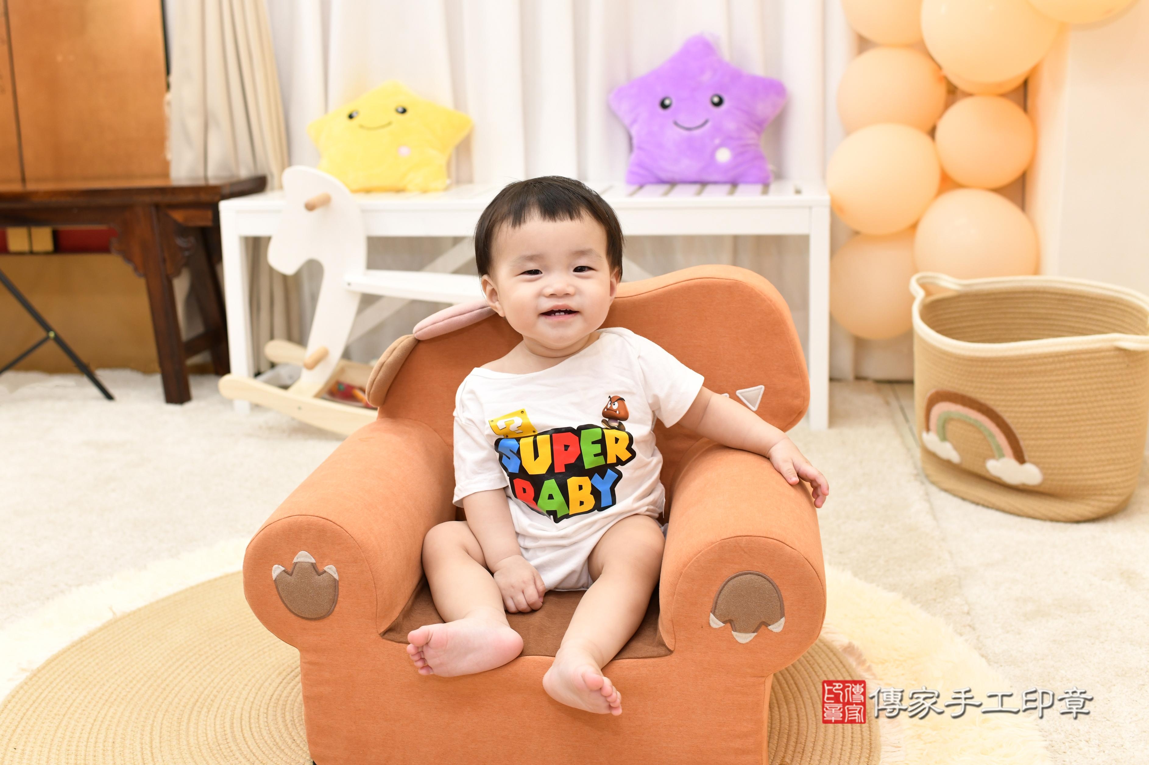 傳家手工印章高雄店、抓周、度脺、美式風會場、傳家嬰兒古禮、吉祥話、抓周道具物品24種、拍照。抓周證書。寶寶抓周、滿周歲、生日快樂、祝福