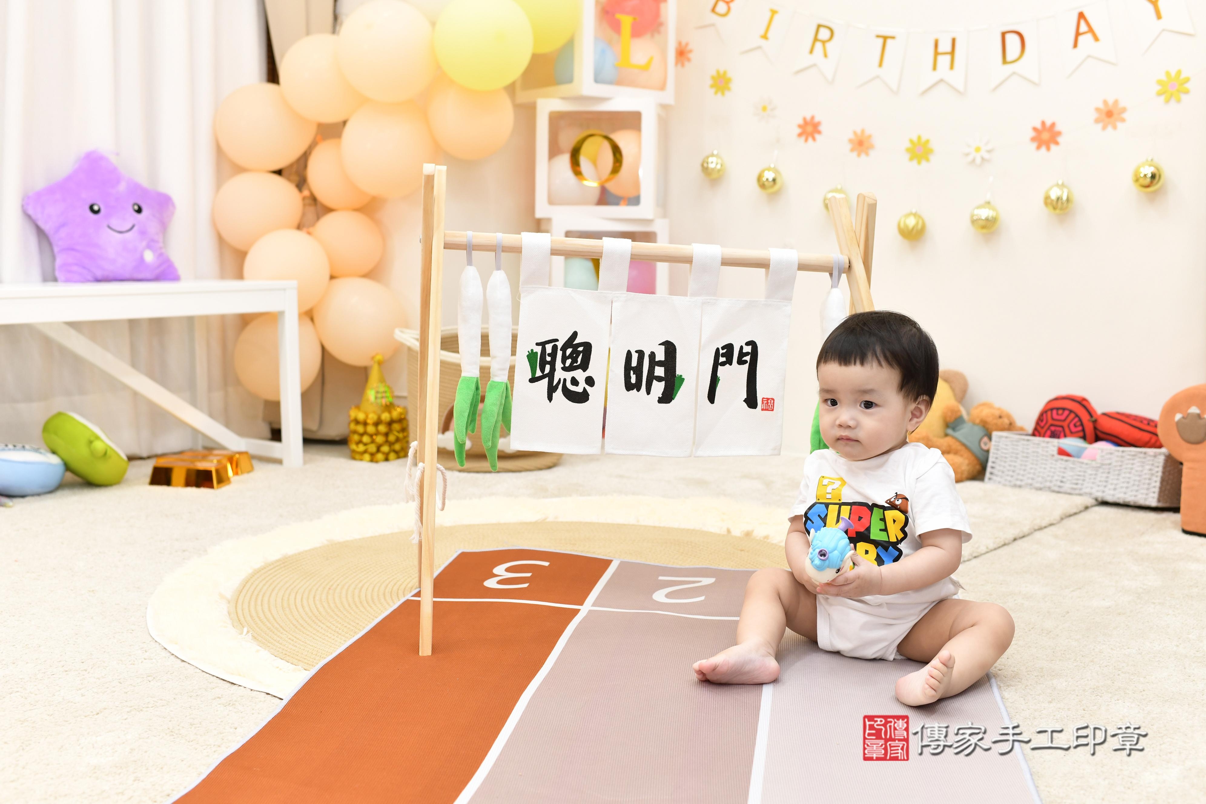 傳家手工印章高雄店、抓周、度脺、美式風會場、傳家嬰兒古禮、吉祥話、抓周道具物品24種、拍照。抓周證書。寶寶抓周、滿周歲、生日快樂、祝福