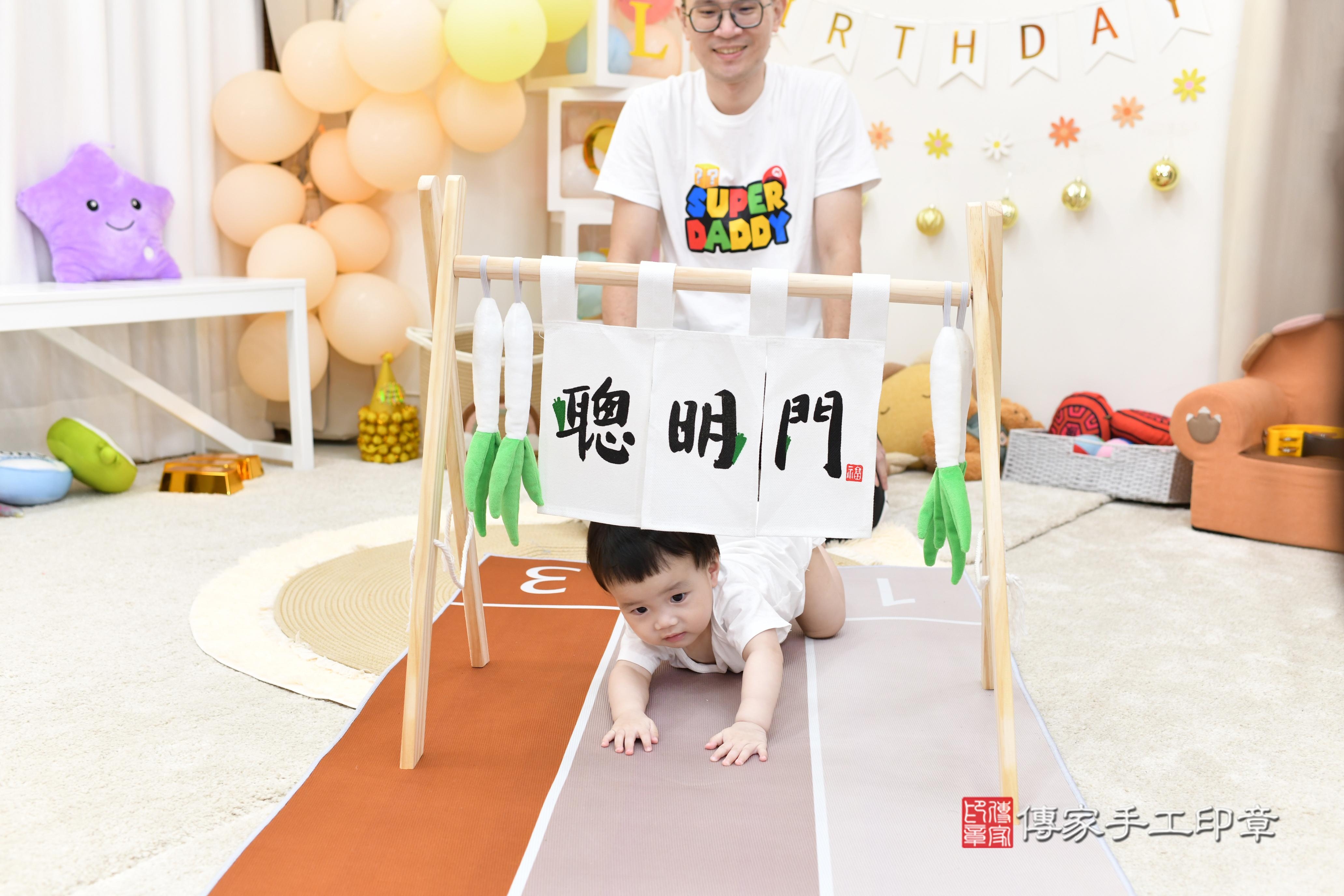 傳家手工印章高雄店、抓周、度脺、美式風會場、傳家嬰兒古禮、吉祥話、抓周道具物品24種、拍照。抓周證書。寶寶抓周、滿周歲、生日快樂、祝福