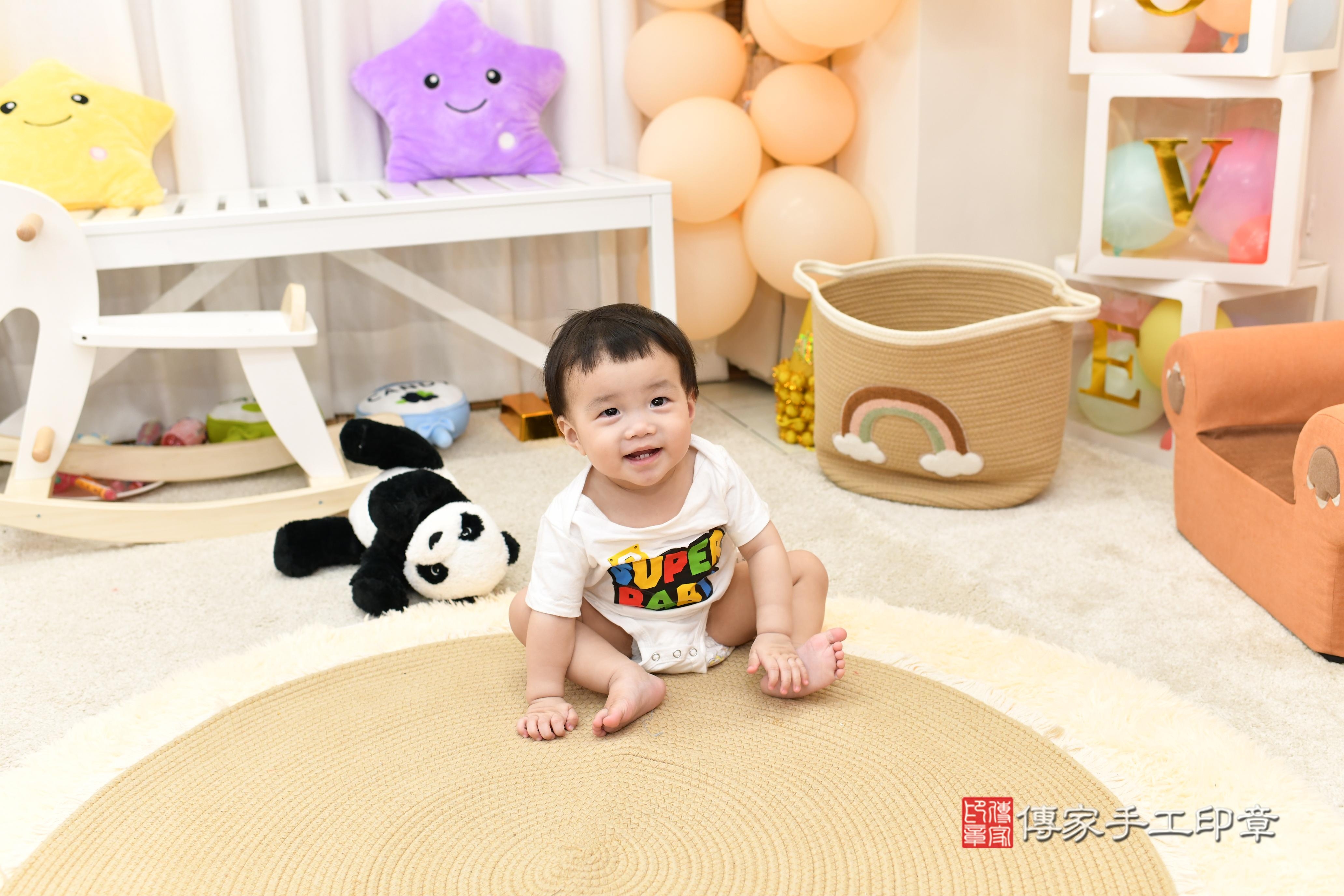 傳家手工印章高雄店、抓周、度脺、美式風會場、傳家嬰兒古禮、吉祥話、抓周道具物品24種、拍照。抓周證書。寶寶抓周、滿周歲、生日快樂、祝福