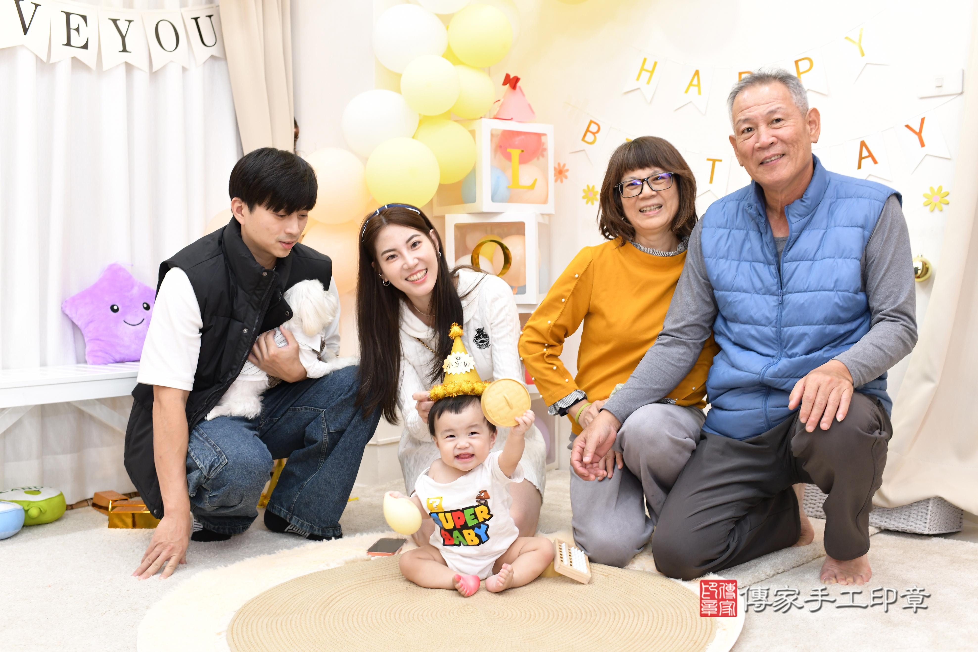 傳家手工印章高雄店、抓周、度脺、美式風會場、傳家嬰兒古禮、吉祥話、抓周道具物品24種、拍照。抓周證書。寶寶抓周、滿周歲、生日快樂、祝福