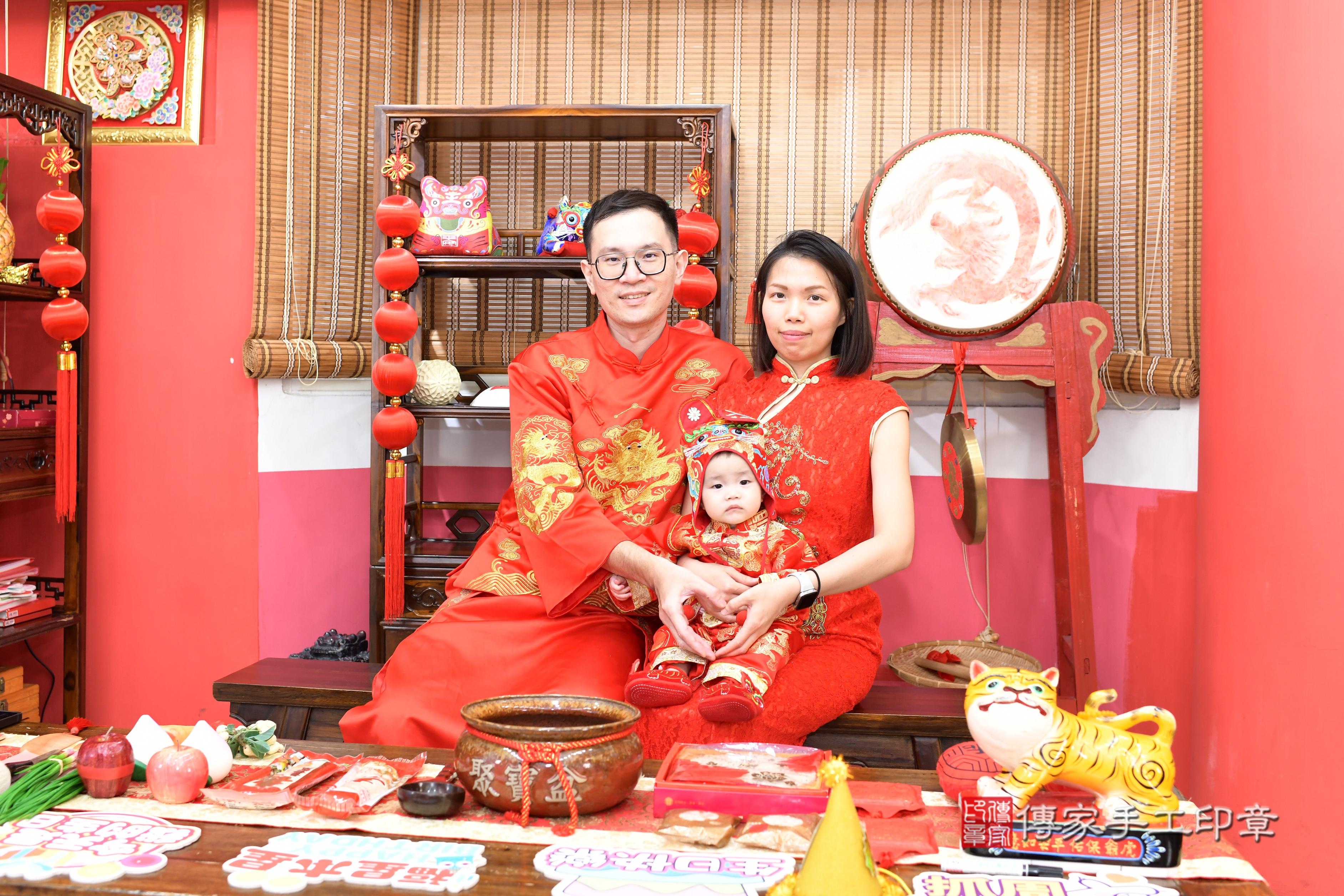 傳家手工印章高雄店、抓周、度脺、美式風會場、傳家嬰兒古禮、吉祥話、抓周道具物品24種、拍照。抓周證書。寶寶抓周、滿周歲、生日快樂、祝福