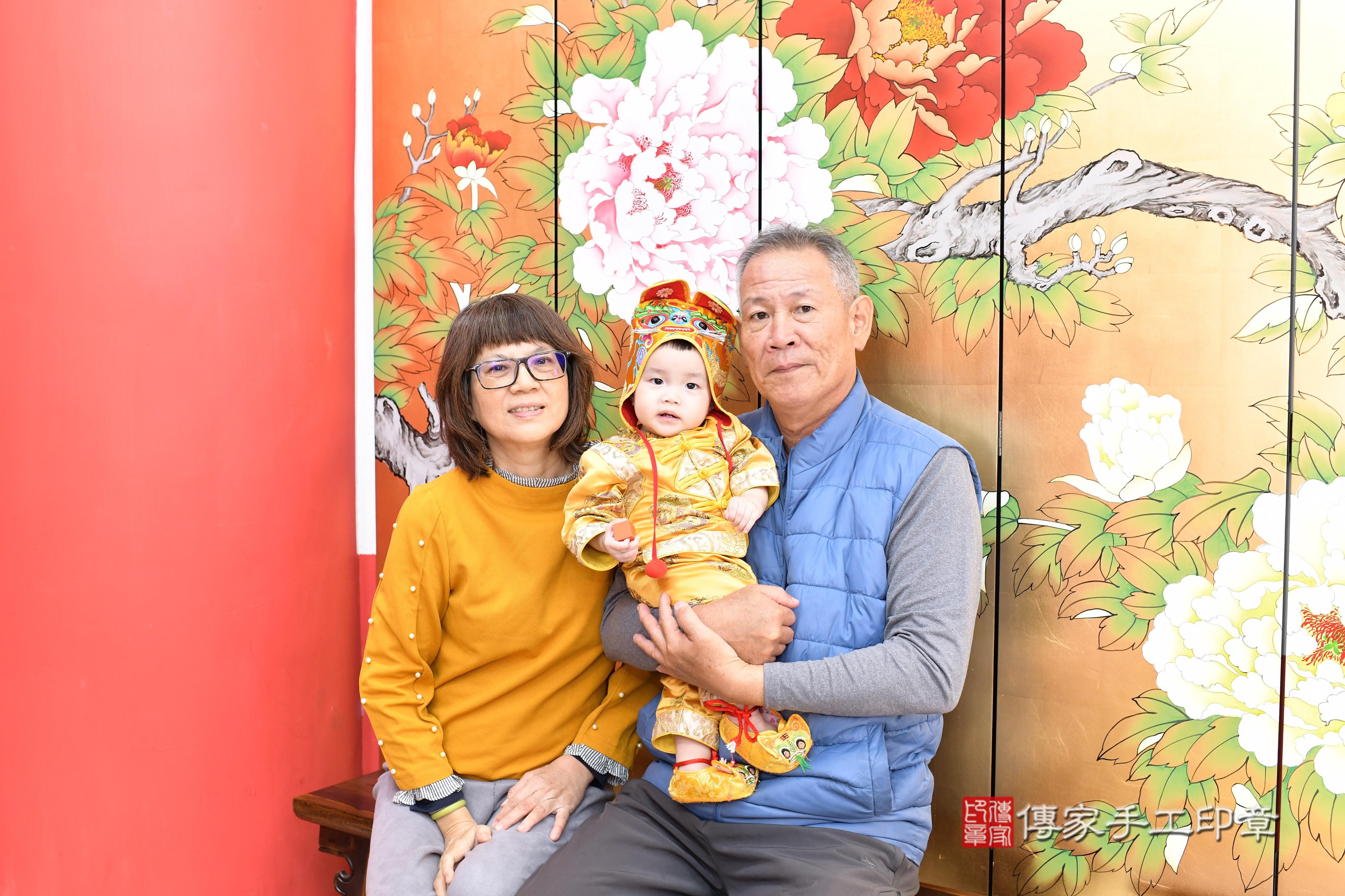 傳家手工印章高雄店、抓周、度脺、美式風會場、傳家嬰兒古禮、吉祥話、抓周道具物品24種、拍照。抓周證書。寶寶抓周、滿周歲、生日快樂、祝福