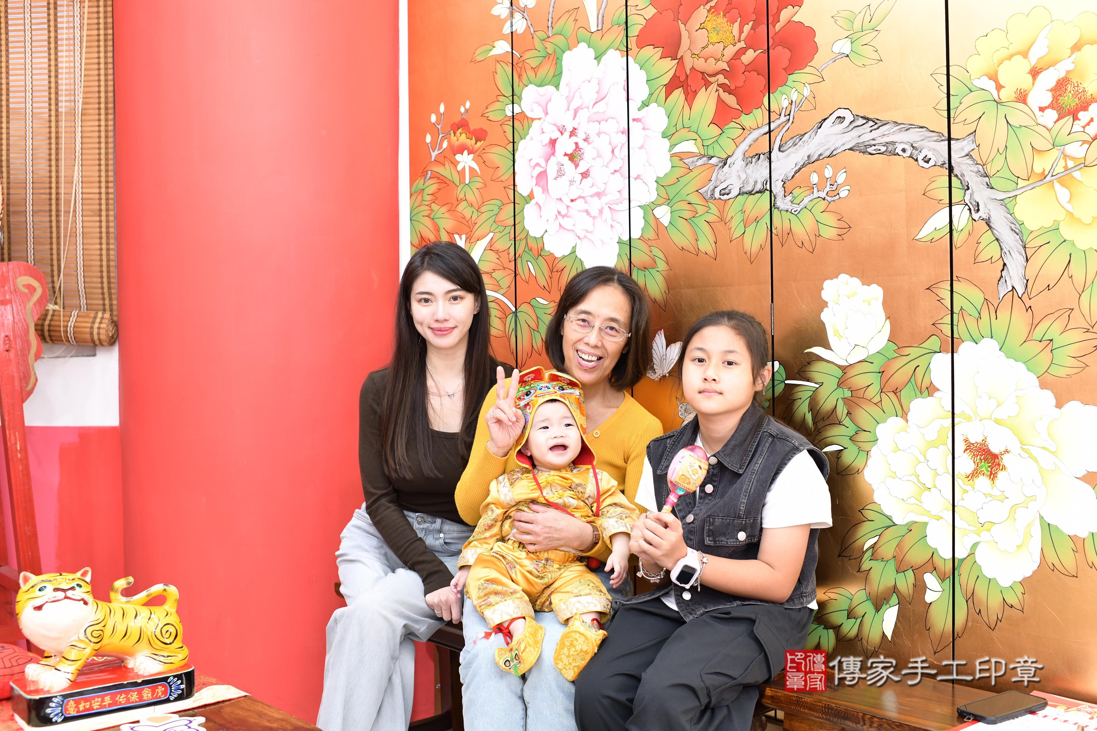 傳家手工印章高雄店、抓周、度脺、美式風會場、傳家嬰兒古禮、吉祥話、抓周道具物品24種、拍照。抓周證書。寶寶抓周、滿周歲、生日快樂、祝福