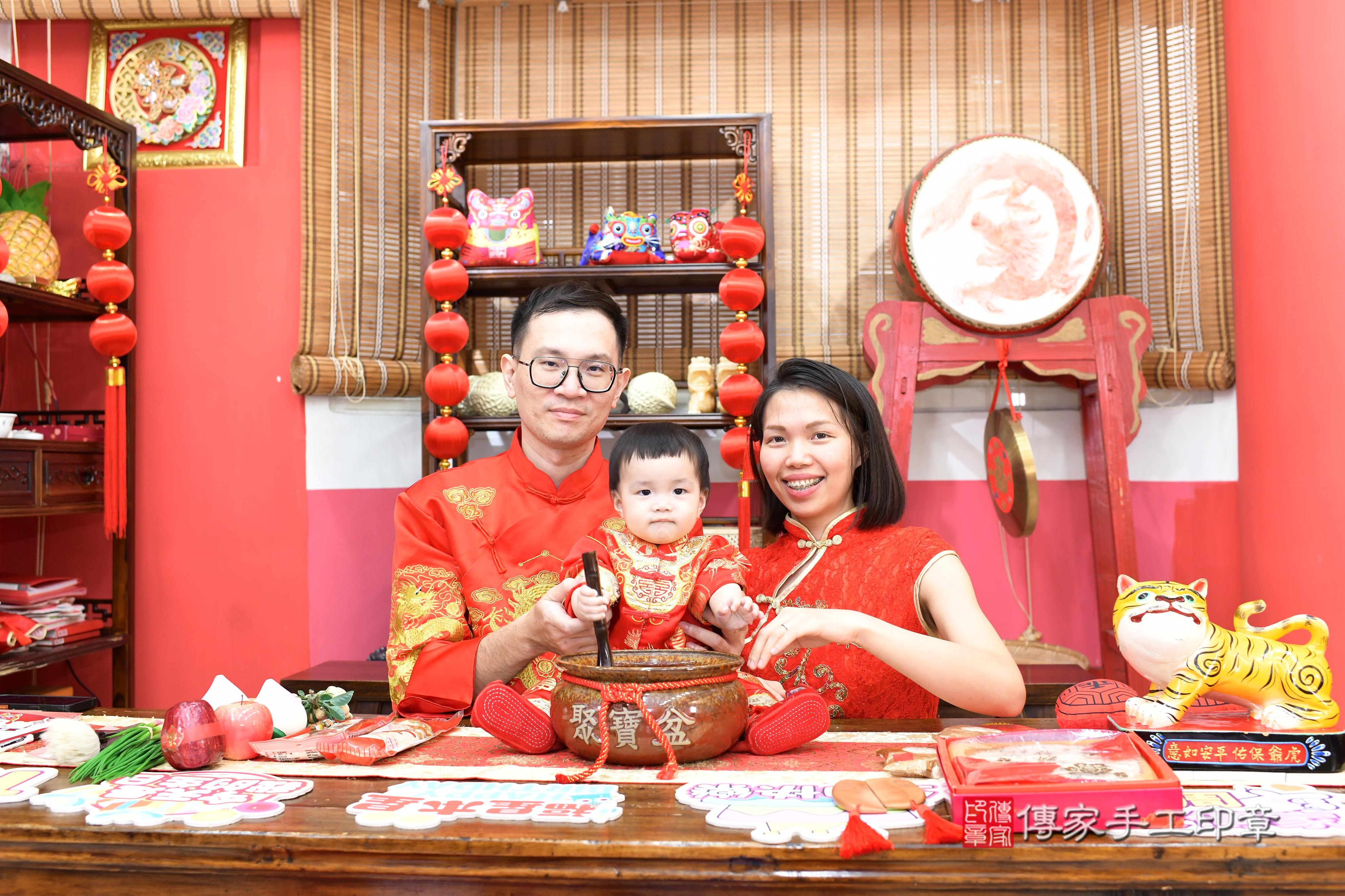 傳家手工印章高雄店、抓周、度脺、美式風會場、傳家嬰兒古禮、吉祥話、抓周道具物品24種、拍照。抓周證書。寶寶抓周、滿周歲、生日快樂、祝福