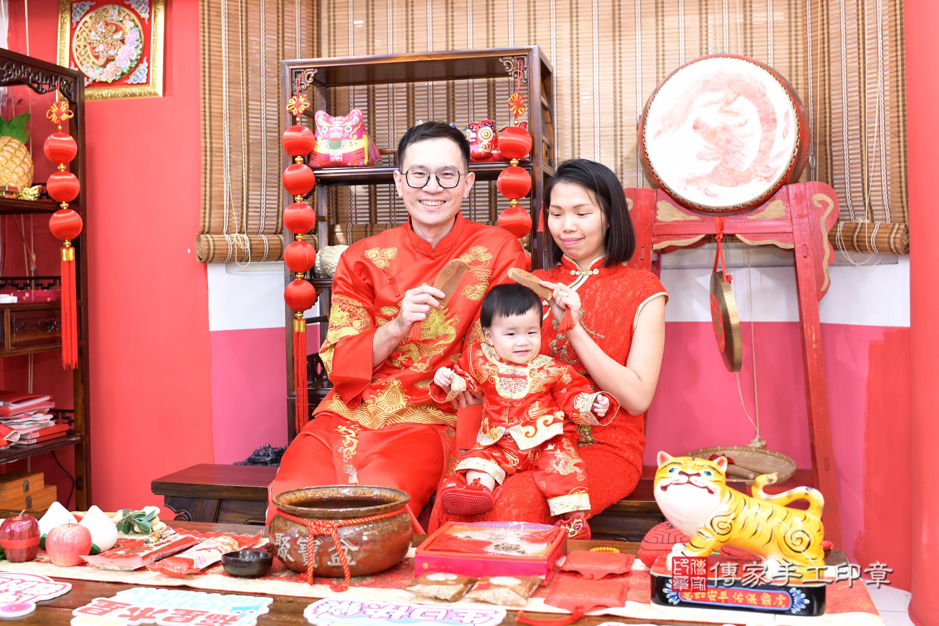 傳家手工印章高雄店、抓周、度脺、美式風會場、傳家嬰兒古禮、吉祥話、抓周道具物品24種、拍照。抓周證書。寶寶抓周、滿周歲、生日快樂、祝福