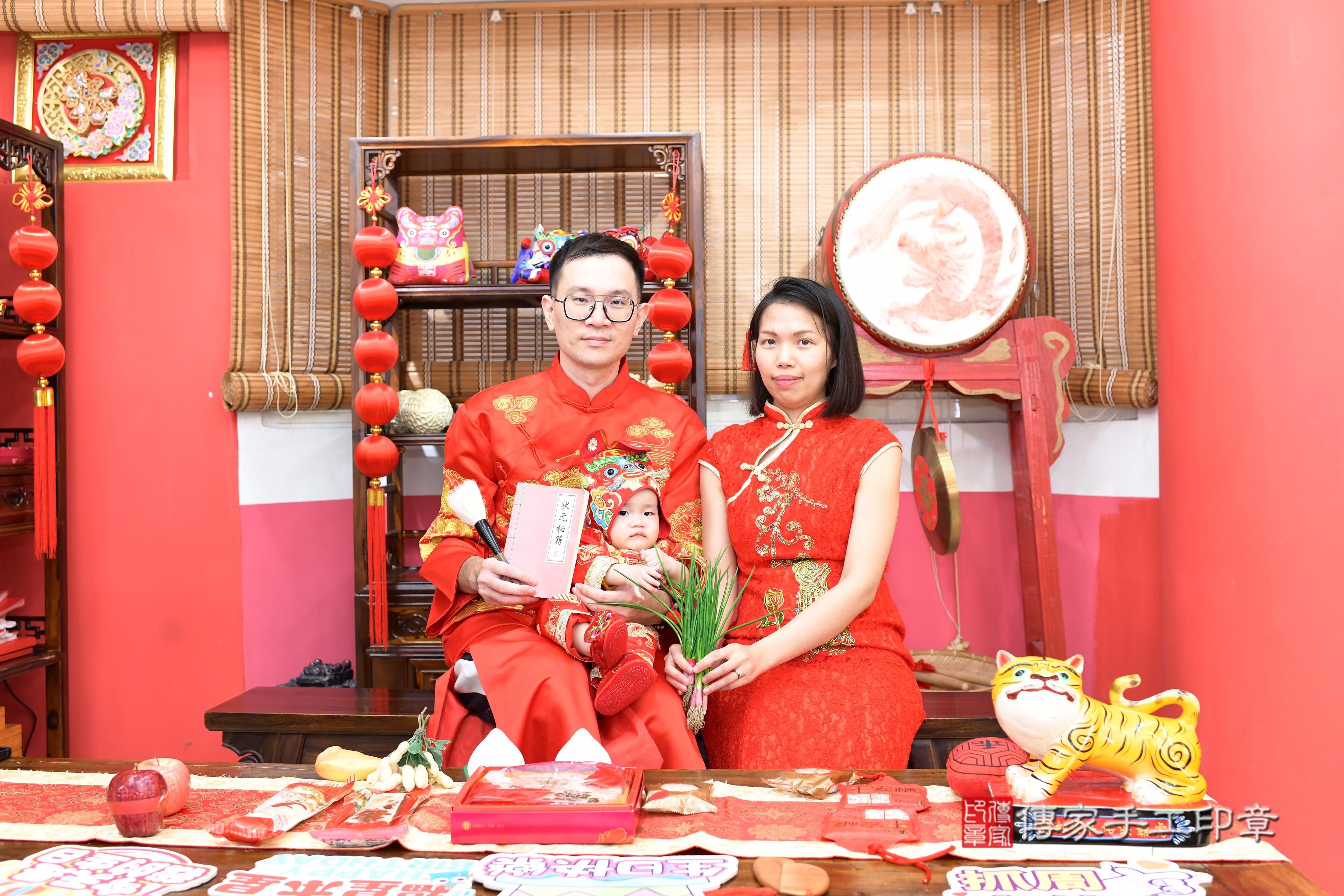 傳家手工印章高雄店、抓周、度脺、美式風會場、傳家嬰兒古禮、吉祥話、抓周道具物品24種、拍照。抓周證書。寶寶抓周、滿周歲、生日快樂、祝福