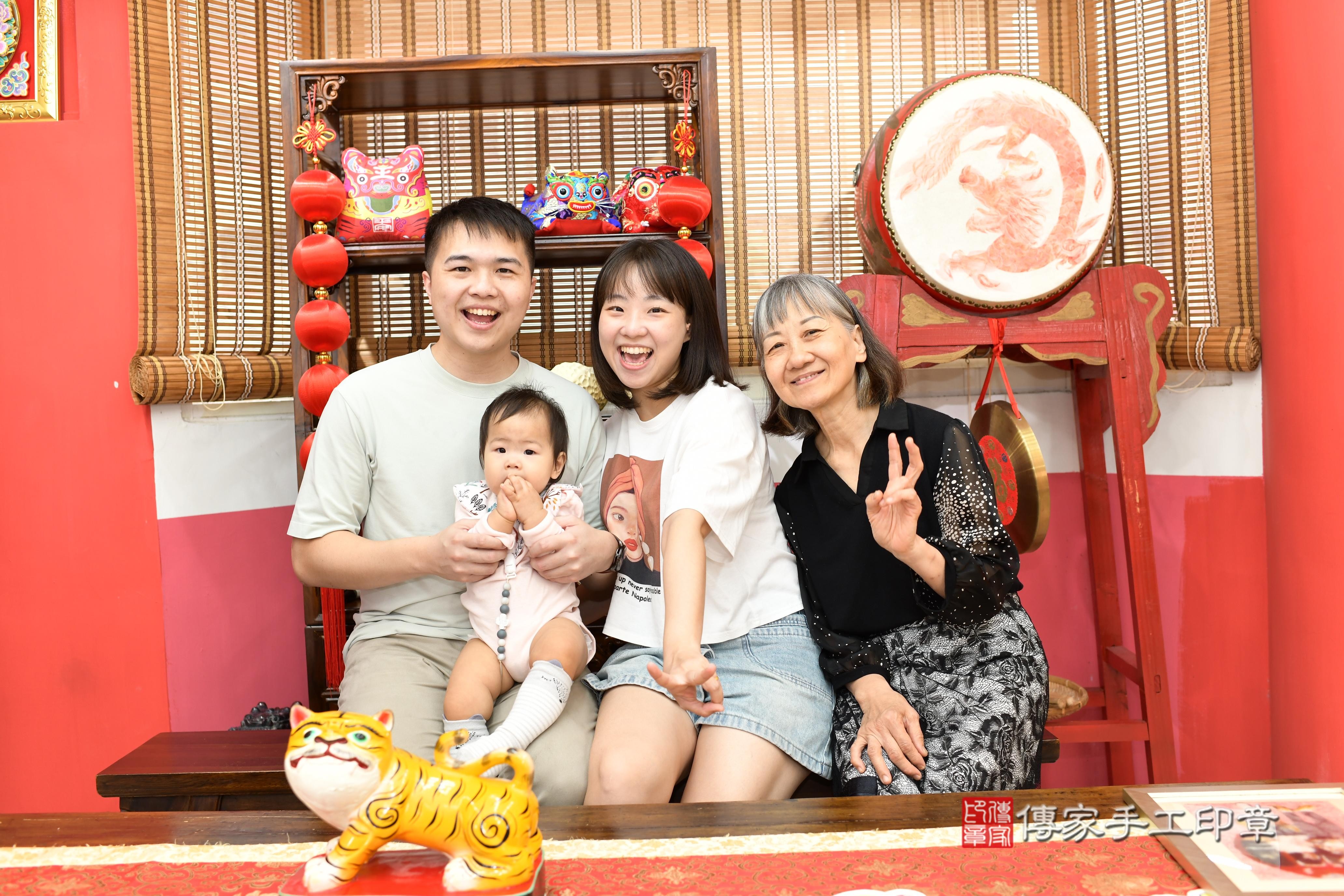 傳家手工印章高雄店、抓周、度脺、美式風會場、傳家嬰兒古禮、吉祥話、抓周道具物品24種、拍照。抓周證書。寶寶抓周、滿周歲、生日快樂、祝福