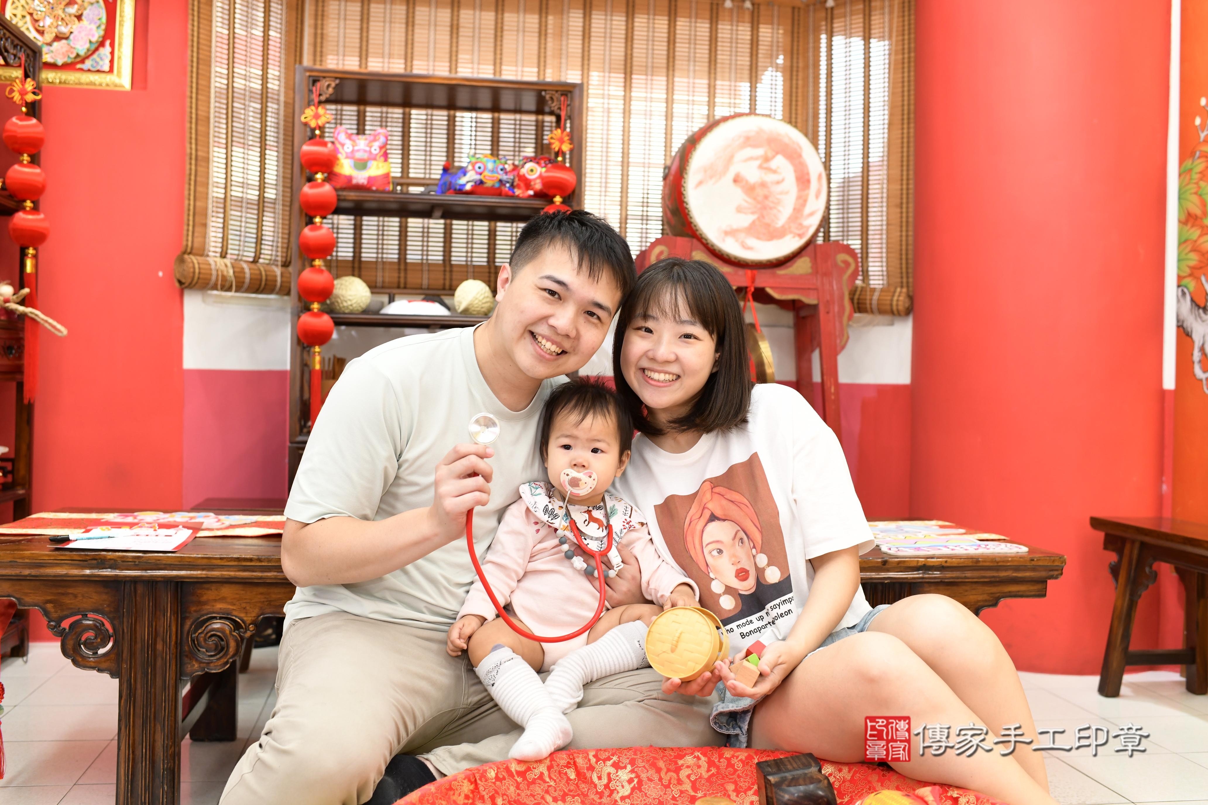 傳家手工印章高雄店、抓周、度脺、美式風會場、傳家嬰兒古禮、吉祥話、抓周道具物品24種、拍照。抓周證書。寶寶抓周、滿周歲、生日快樂、祝福