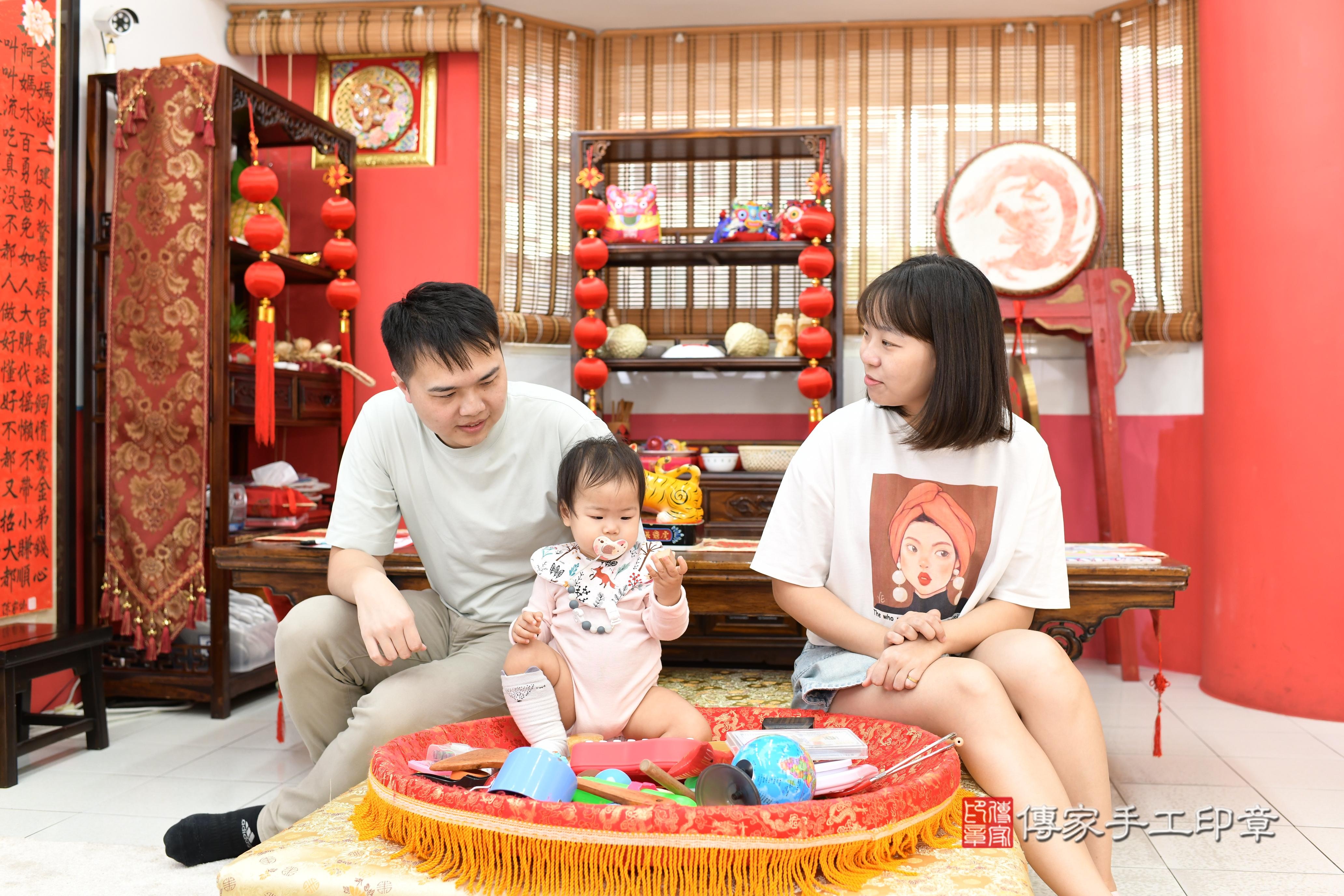 傳家手工印章高雄店、抓周、度脺、美式風會場、傳家嬰兒古禮、吉祥話、抓周道具物品24種、拍照。抓周證書。寶寶抓周、滿周歲、生日快樂、祝福