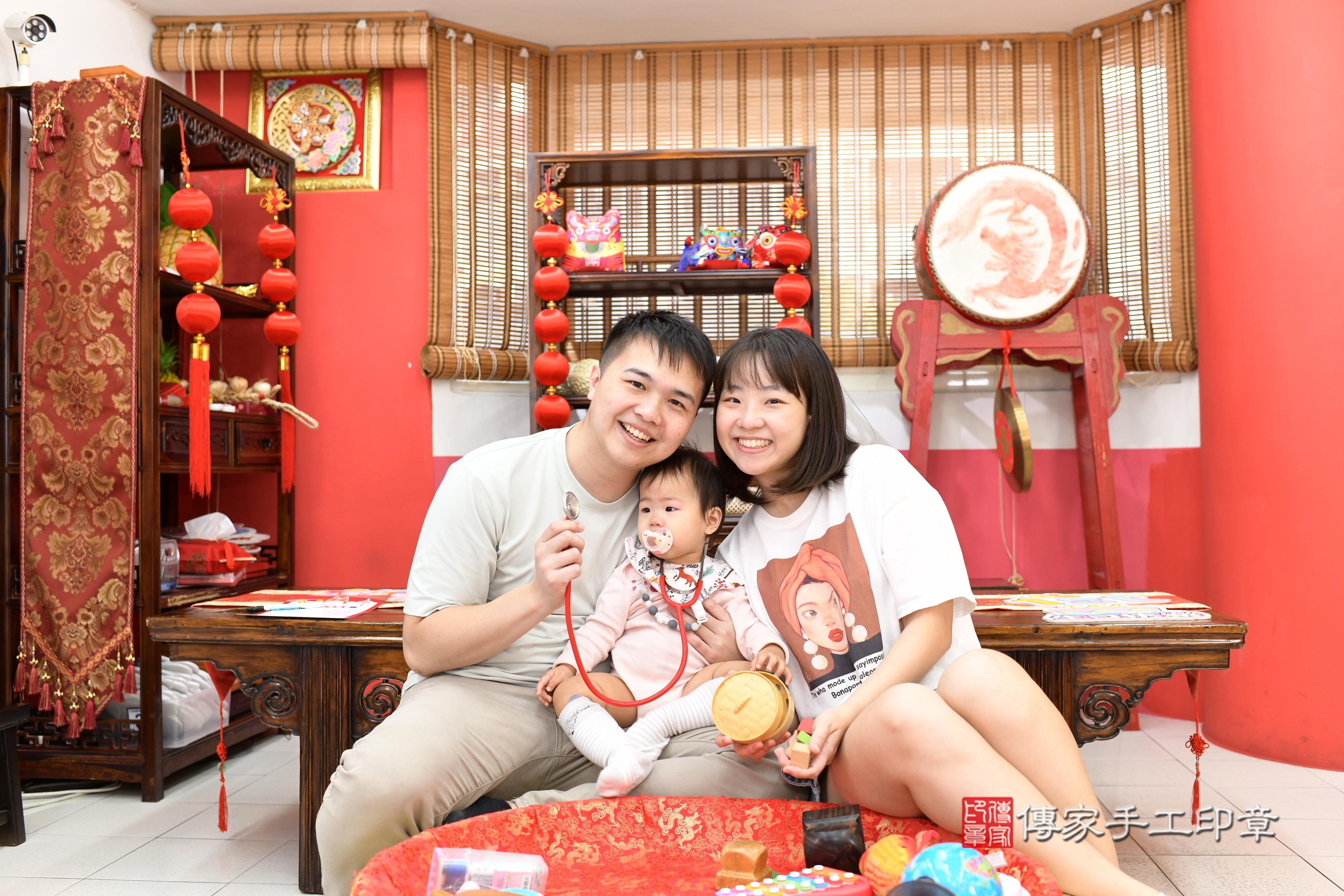 傳家手工印章高雄店、抓周、度脺、美式風會場、傳家嬰兒古禮、吉祥話、抓周道具物品24種、拍照。抓周證書。寶寶抓周、滿周歲、生日快樂、祝福