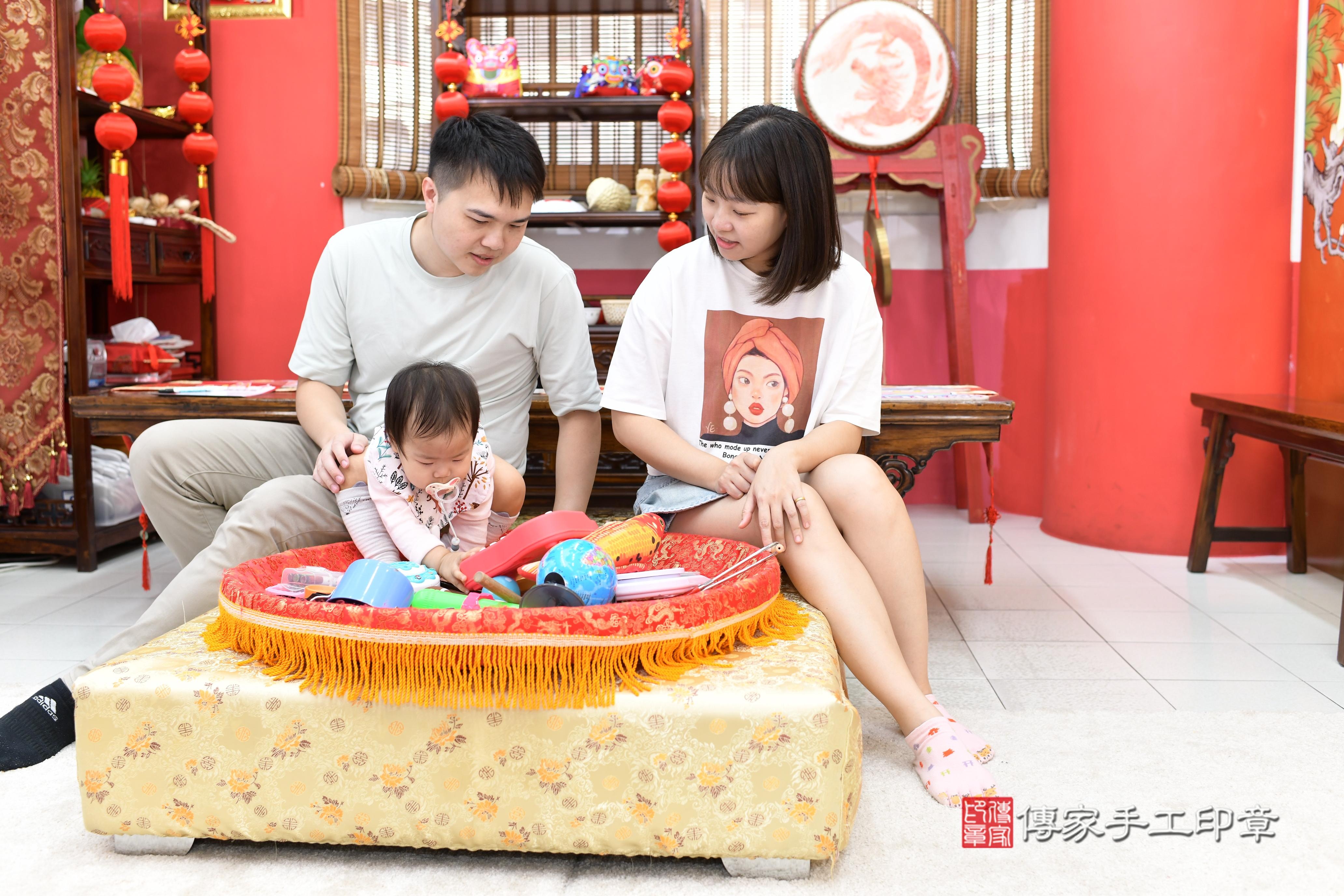 傳家手工印章高雄店、抓周、度脺、美式風會場、傳家嬰兒古禮、吉祥話、抓周道具物品24種、拍照。抓周證書。寶寶抓周、滿周歲、生日快樂、祝福