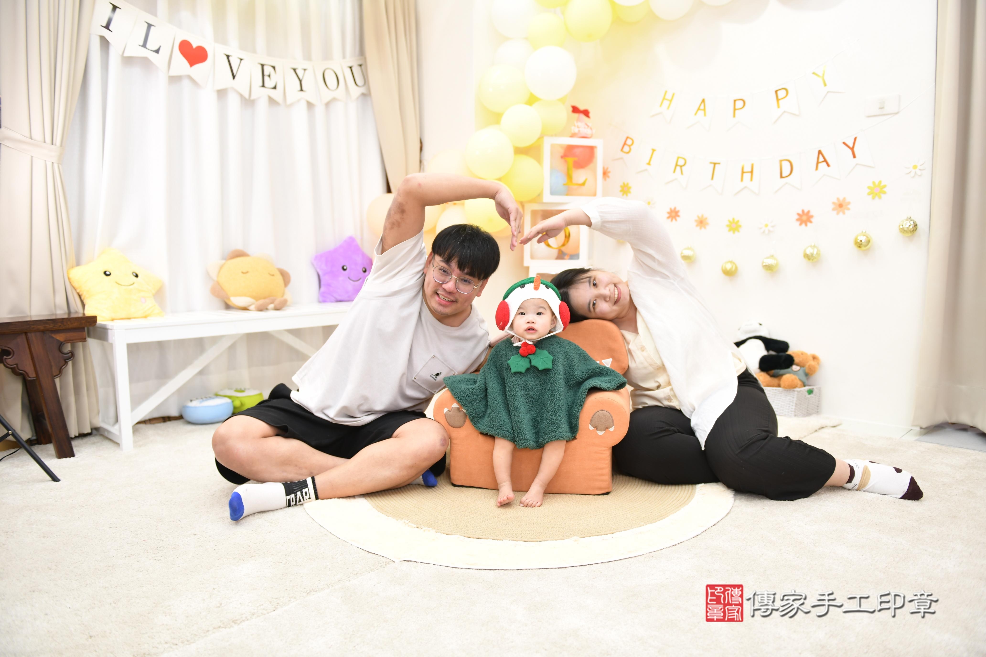 傳家手工印章高雄店、抓周、度脺、美式風會場、傳家嬰兒古禮、吉祥話、抓周道具物品24種、拍照。抓周證書。寶寶抓周、滿周歲、生日快樂、祝福