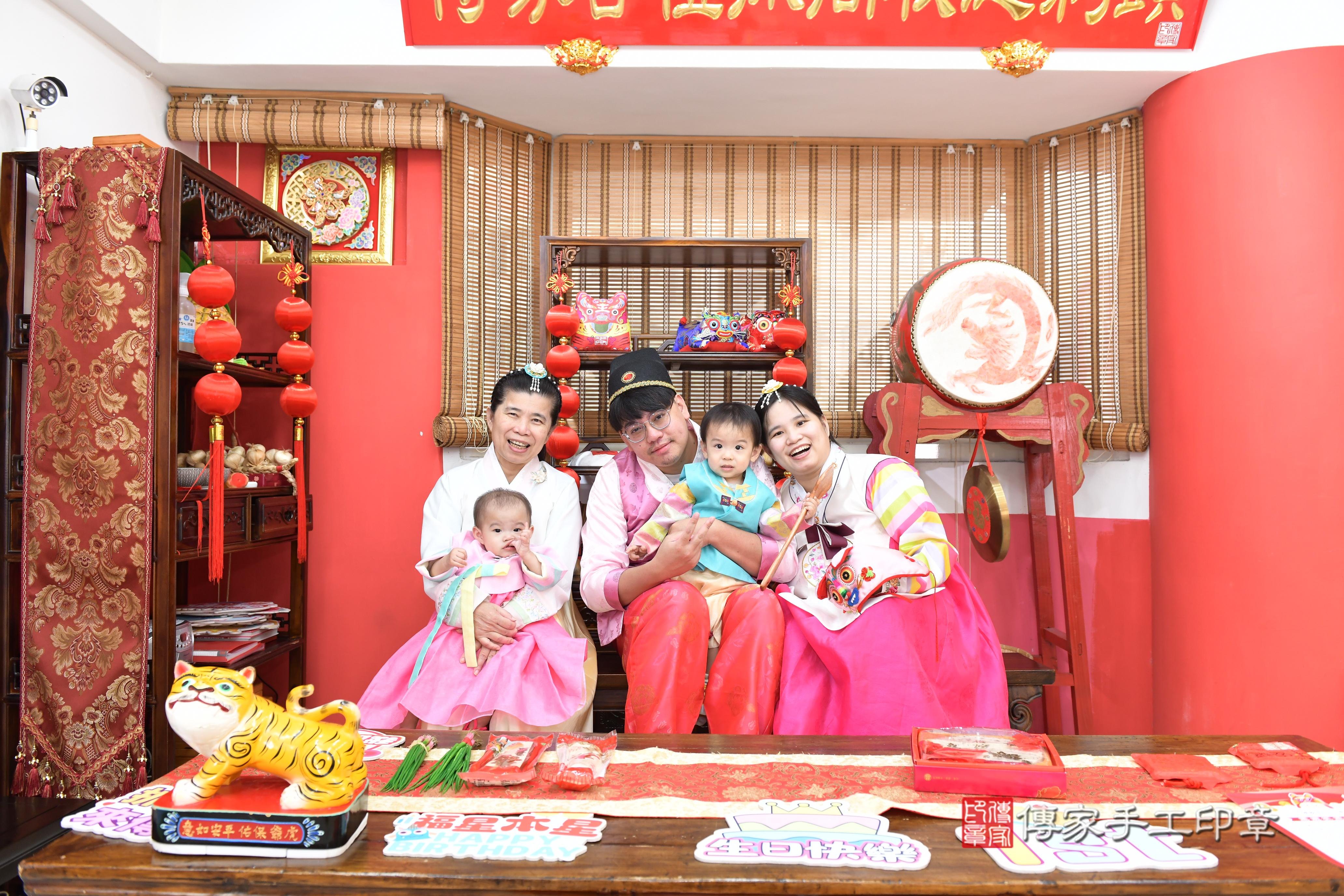 傳家手工印章高雄店、抓周、度脺、美式風會場、傳家嬰兒古禮、吉祥話、抓周道具物品24種、拍照。抓周證書。寶寶抓周、滿周歲、生日快樂、祝福