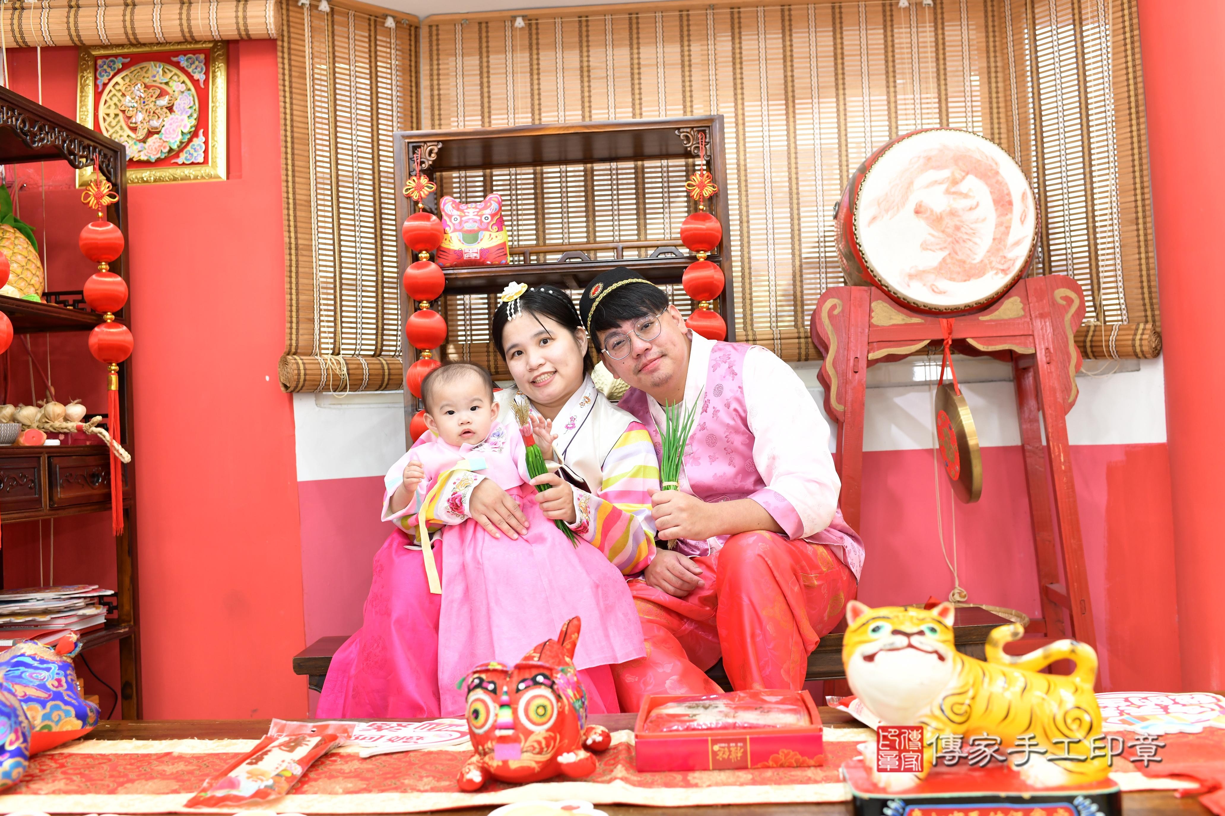 傳家手工印章高雄店、抓周、度脺、美式風會場、傳家嬰兒古禮、吉祥話、抓周道具物品24種、拍照。抓周證書。寶寶抓周、滿周歲、生日快樂、祝福