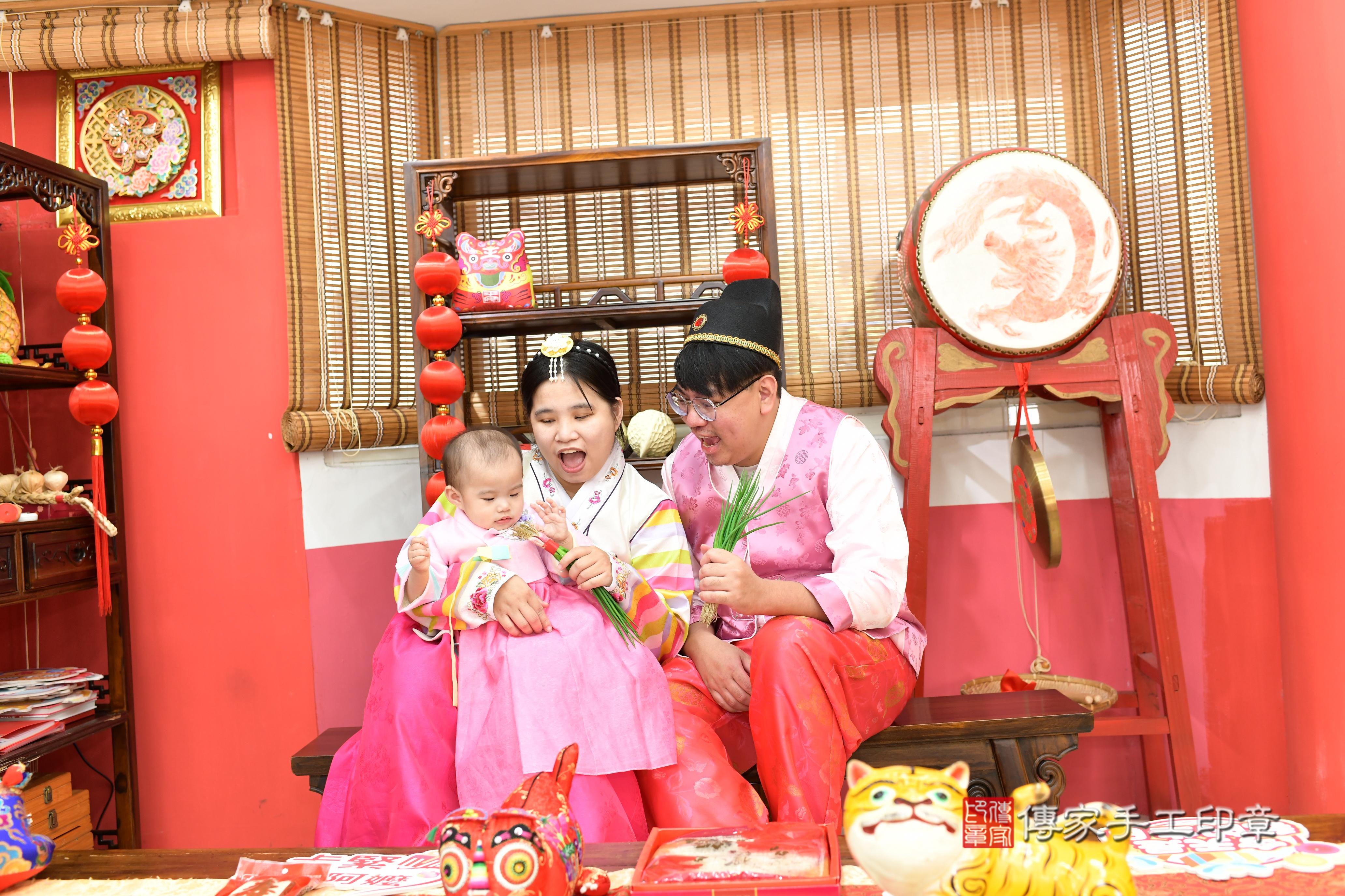 傳家手工印章高雄店、抓周、度脺、美式風會場、傳家嬰兒古禮、吉祥話、抓周道具物品24種、拍照。抓周證書。寶寶抓周、滿周歲、生日快樂、祝福