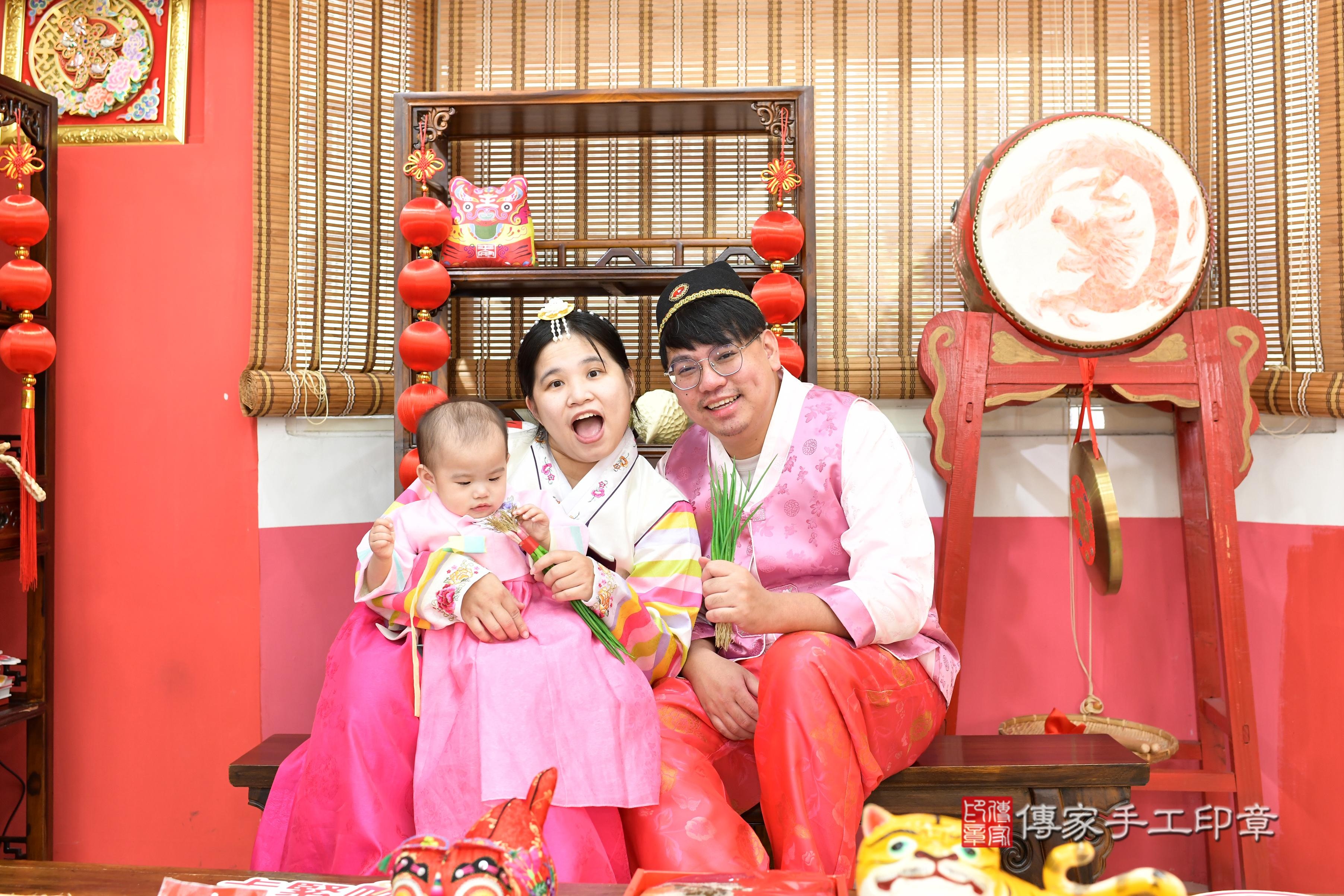 傳家手工印章高雄店、抓周、度脺、美式風會場、傳家嬰兒古禮、吉祥話、抓周道具物品24種、拍照。抓周證書。寶寶抓周、滿周歲、生日快樂、祝福