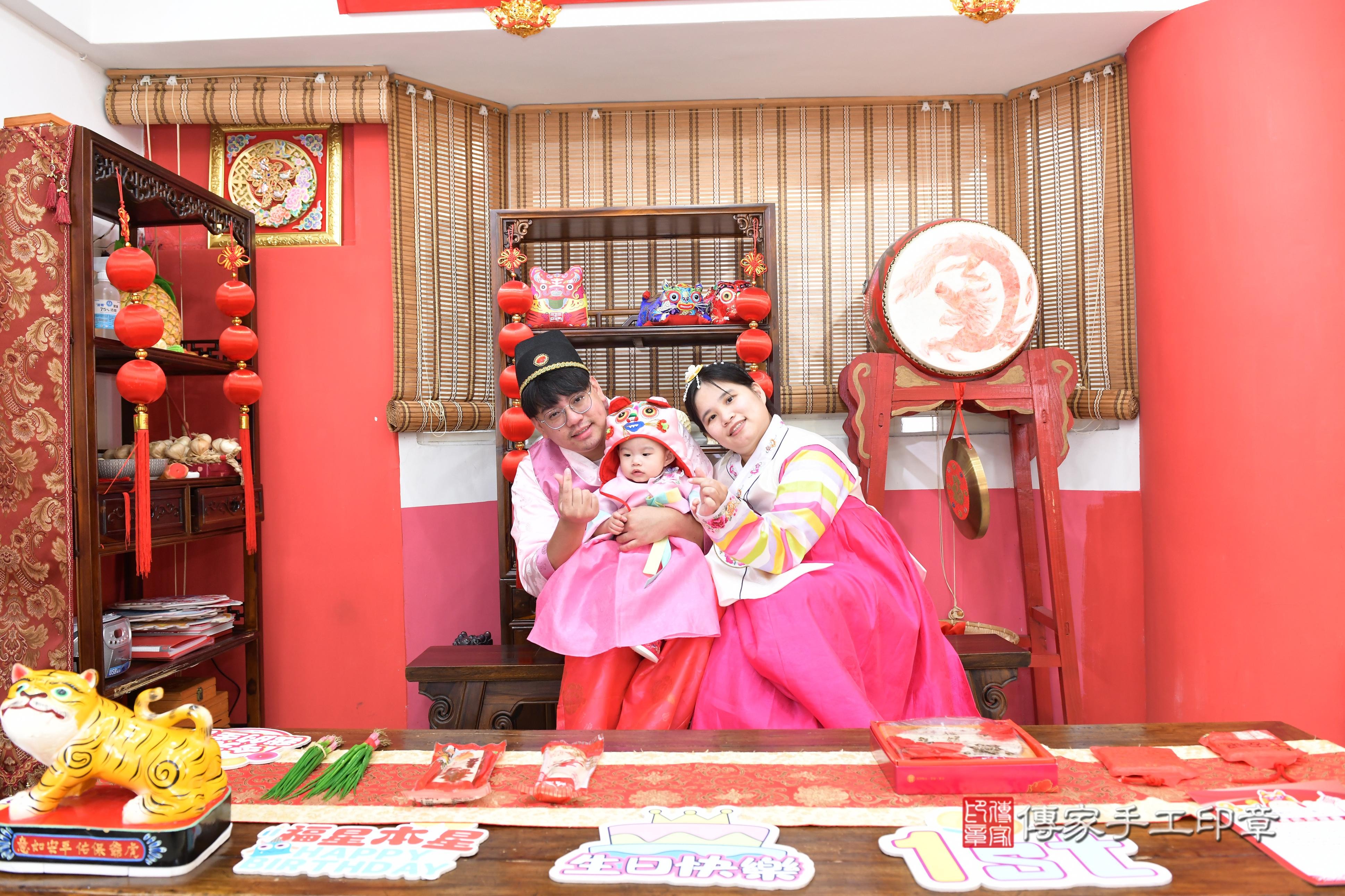 傳家手工印章高雄店、抓周、度脺、美式風會場、傳家嬰兒古禮、吉祥話、抓周道具物品24種、拍照。抓周證書。寶寶抓周、滿周歲、生日快樂、祝福