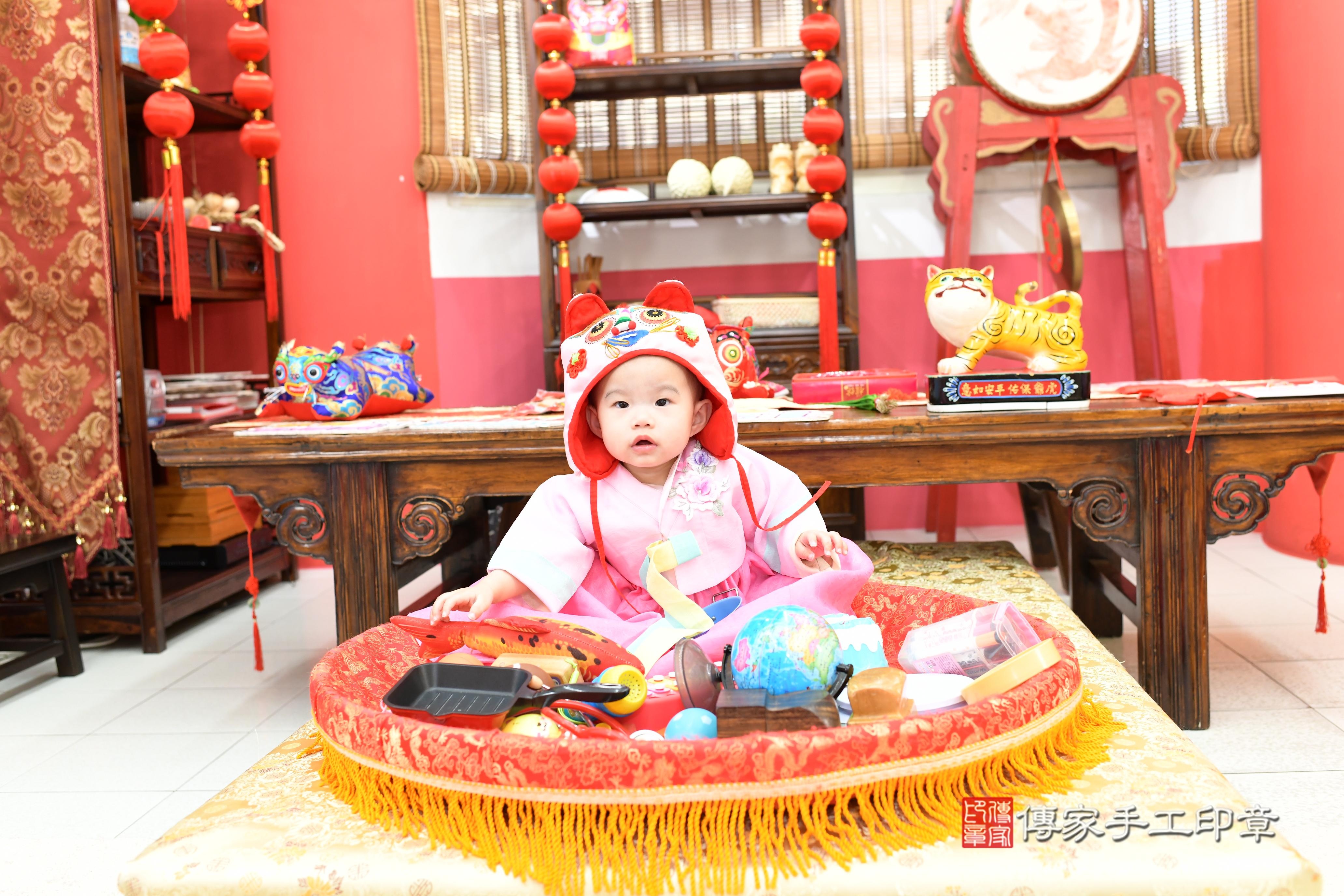 傳家手工印章高雄店、抓周、度脺、美式風會場、傳家嬰兒古禮、吉祥話、抓周道具物品24種、拍照。抓周證書。寶寶抓周、滿周歲、生日快樂、祝福