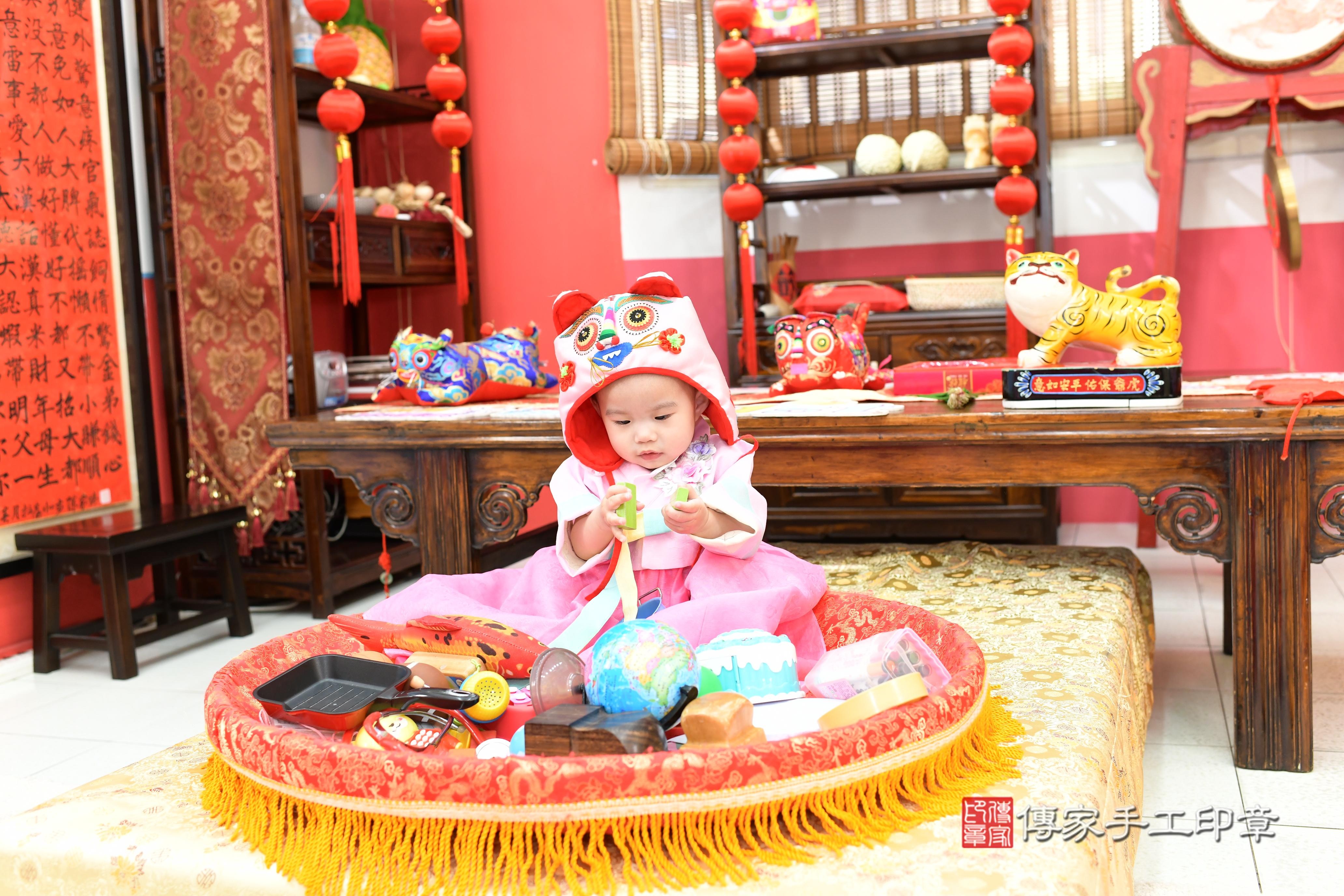 傳家手工印章高雄店、抓周、度脺、美式風會場、傳家嬰兒古禮、吉祥話、抓周道具物品24種、拍照。抓周證書。寶寶抓周、滿周歲、生日快樂、祝福