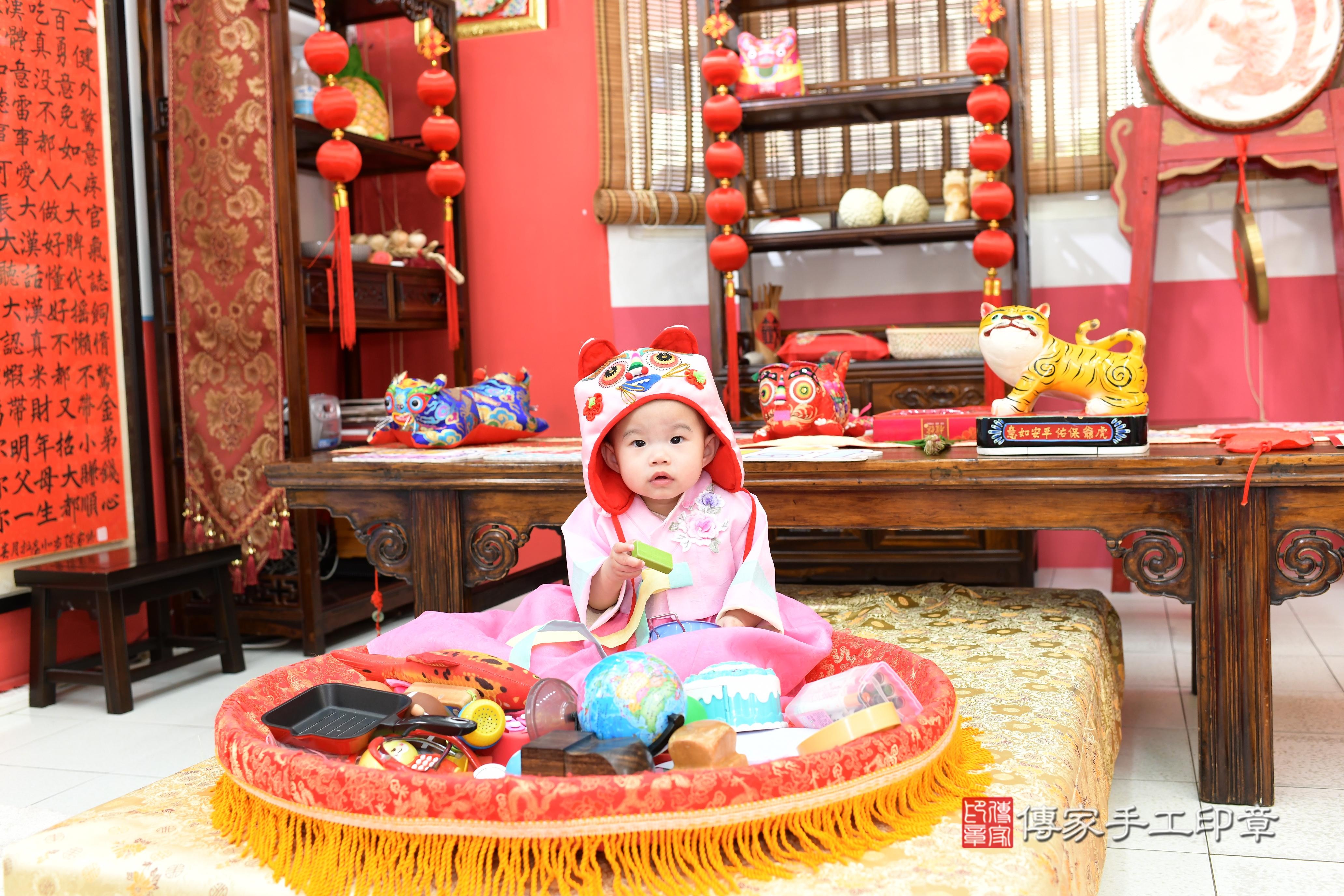 傳家手工印章高雄店、抓周、度脺、美式風會場、傳家嬰兒古禮、吉祥話、抓周道具物品24種、拍照。抓周證書。寶寶抓周、滿周歲、生日快樂、祝福