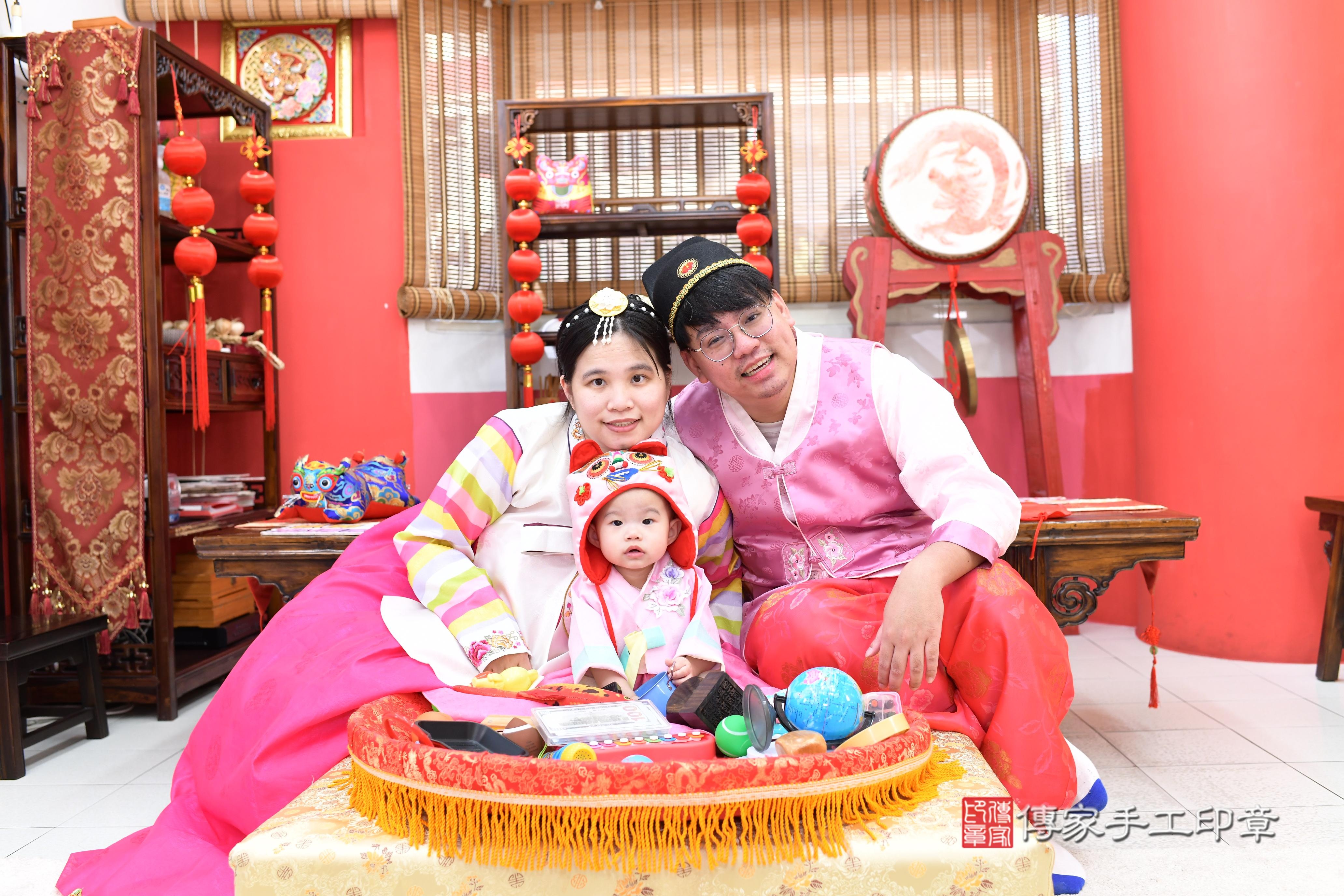 傳家手工印章高雄店、抓周、度脺、美式風會場、傳家嬰兒古禮、吉祥話、抓周道具物品24種、拍照。抓周證書。寶寶抓周、滿周歲、生日快樂、祝福