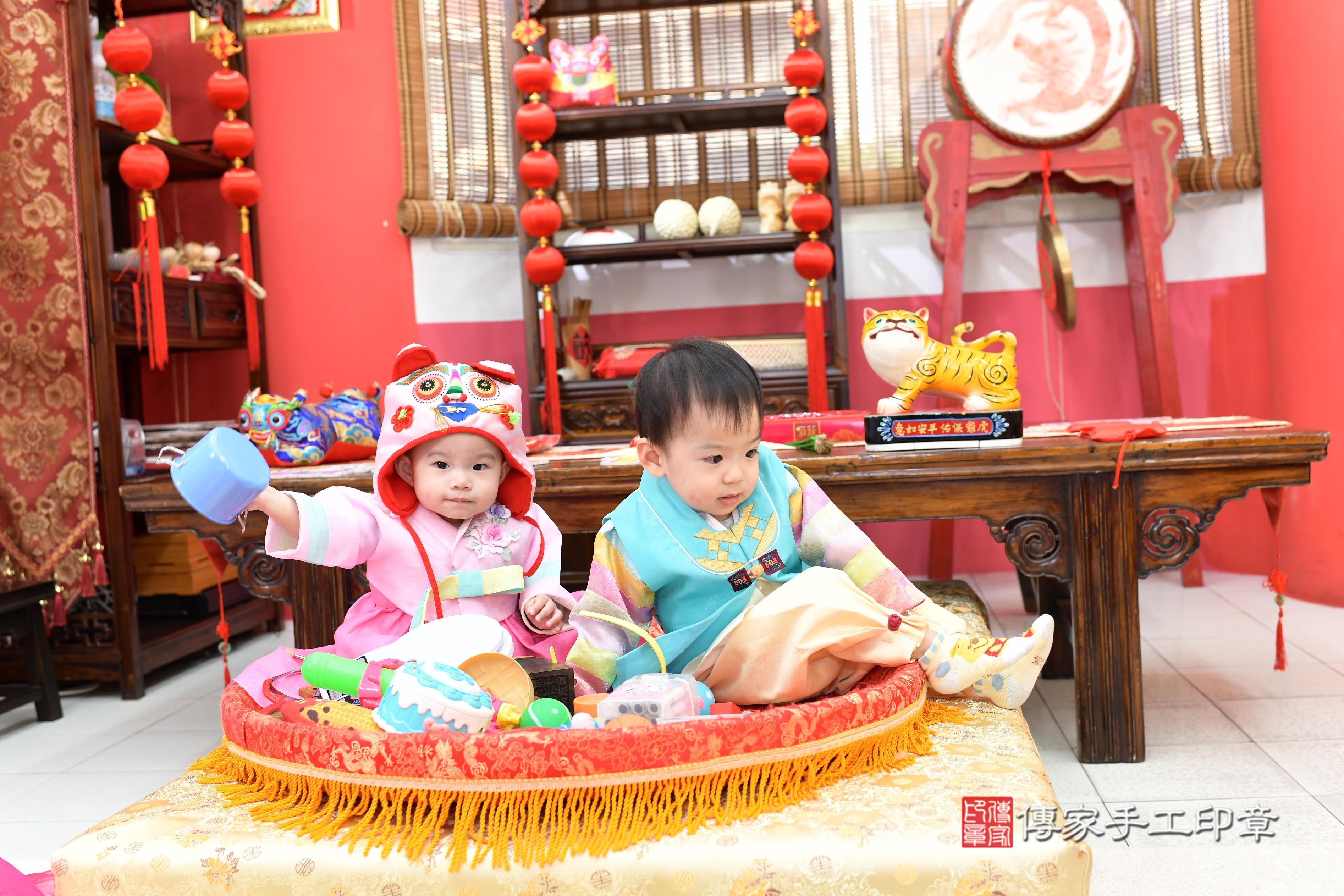 傳家手工印章高雄店、抓周、度脺、美式風會場、傳家嬰兒古禮、吉祥話、抓周道具物品24種、拍照。抓周證書。寶寶抓周、滿周歲、生日快樂、祝福