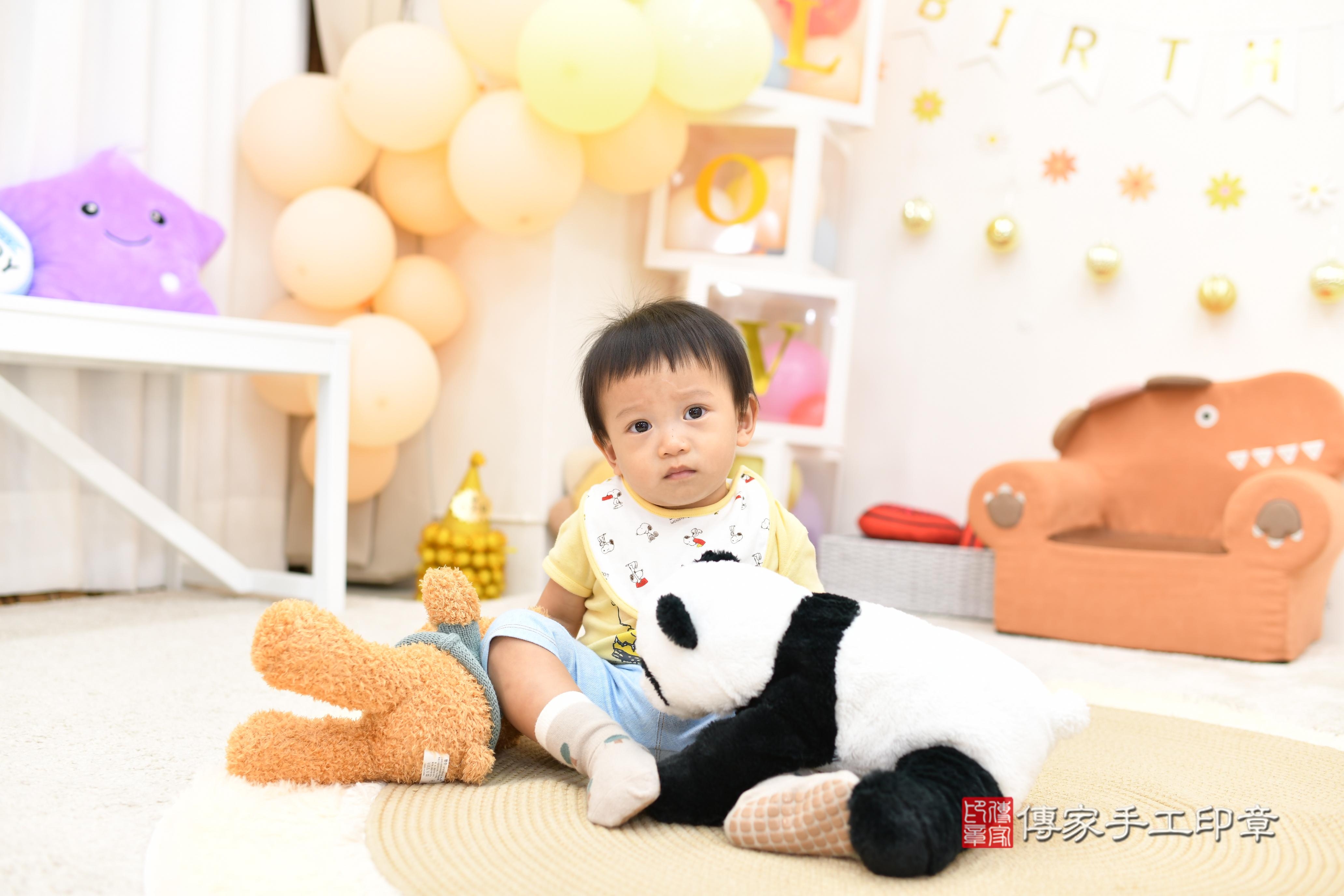 傳家手工印章高雄店、抓周、度脺、美式風會場、傳家嬰兒古禮、吉祥話、抓周道具物品24種、拍照。抓周證書。寶寶抓周、滿周歲、生日快樂、祝福