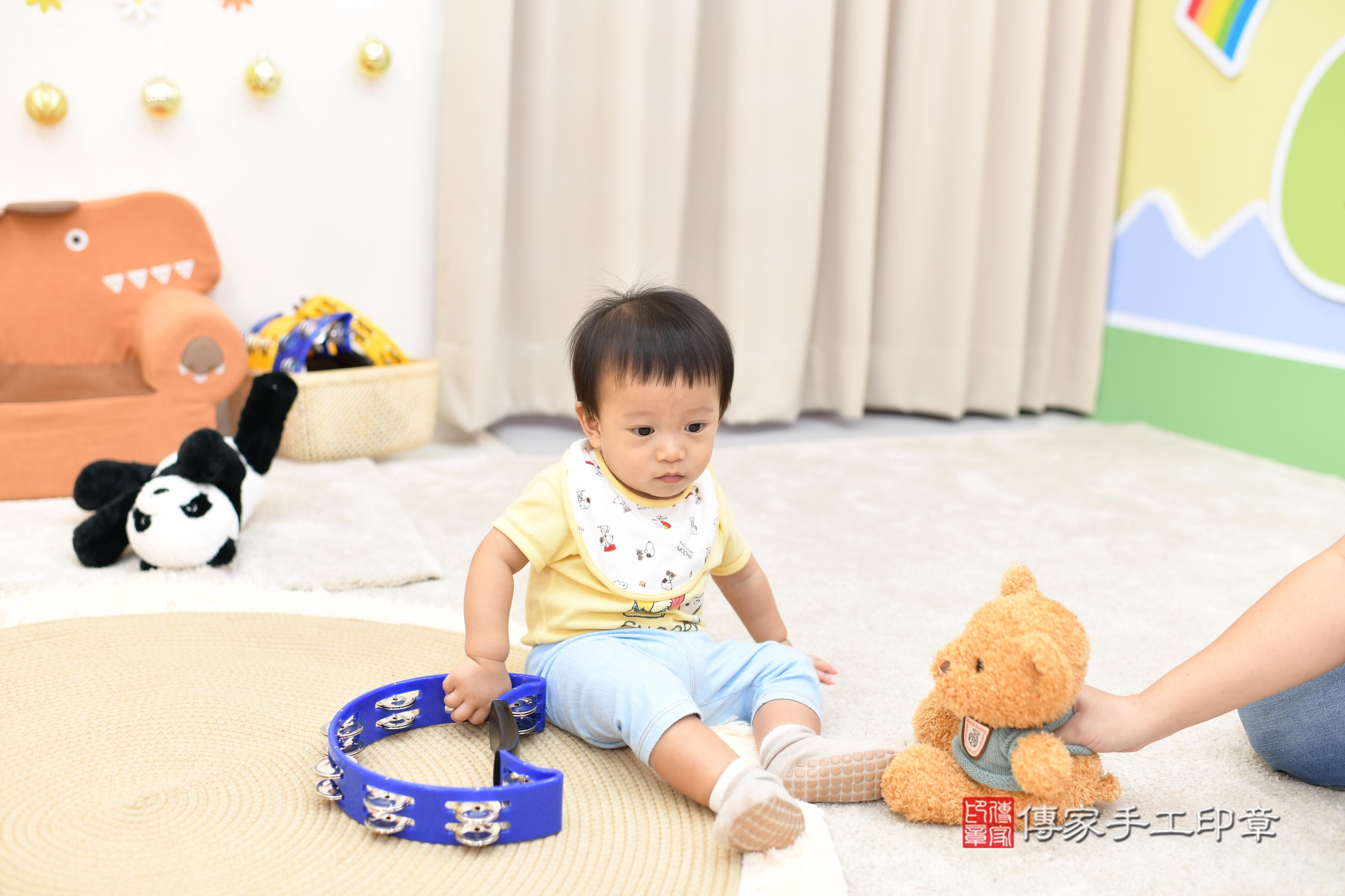 傳家手工印章高雄店、抓周、度脺、美式風會場、傳家嬰兒古禮、吉祥話、抓周道具物品24種、拍照。抓周證書。寶寶抓周、滿周歲、生日快樂、祝福