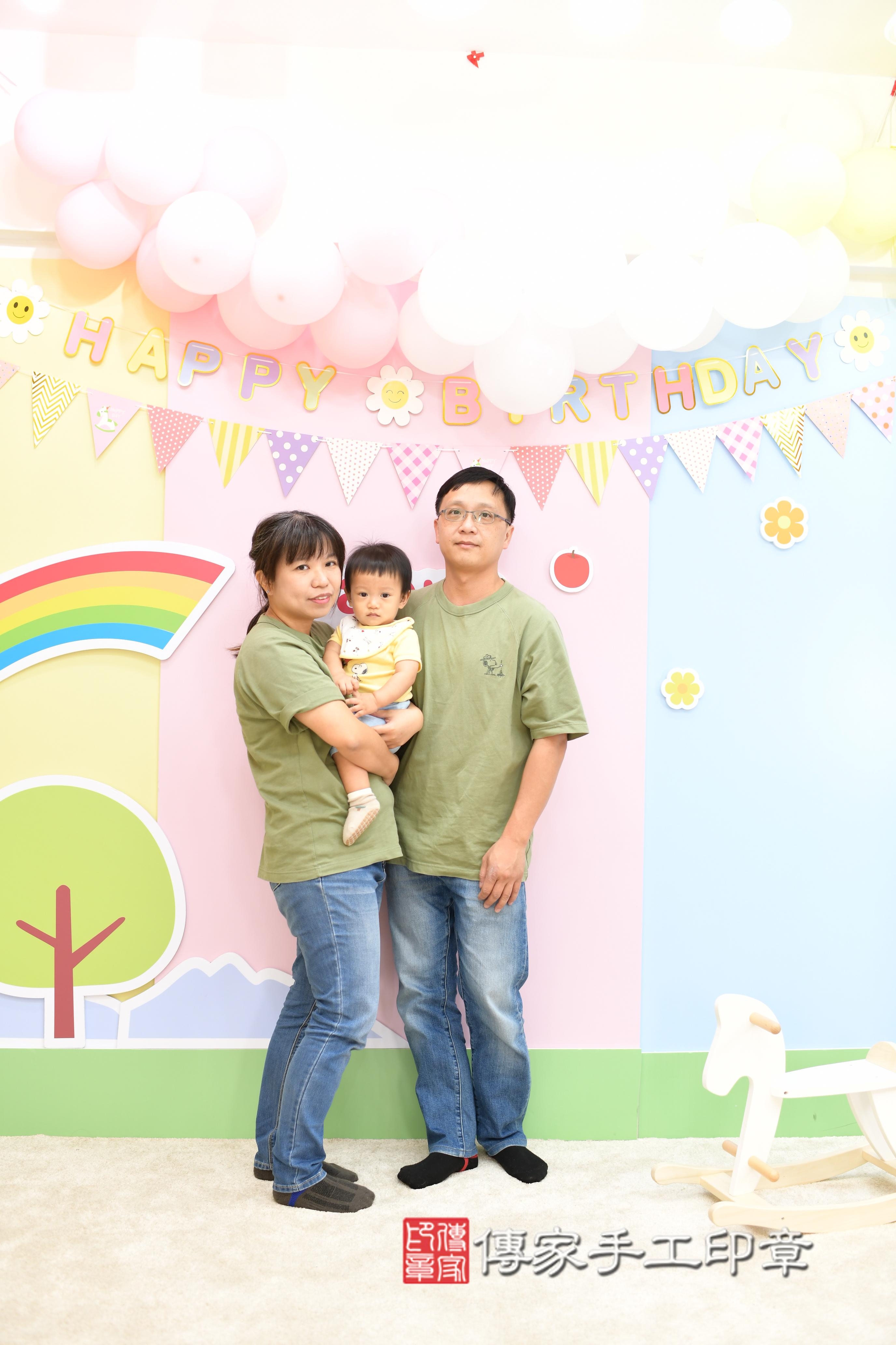 傳家手工印章高雄店、抓周、度脺、美式風會場、傳家嬰兒古禮、吉祥話、抓周道具物品24種、拍照。抓周證書。寶寶抓周、滿周歲、生日快樂、祝福