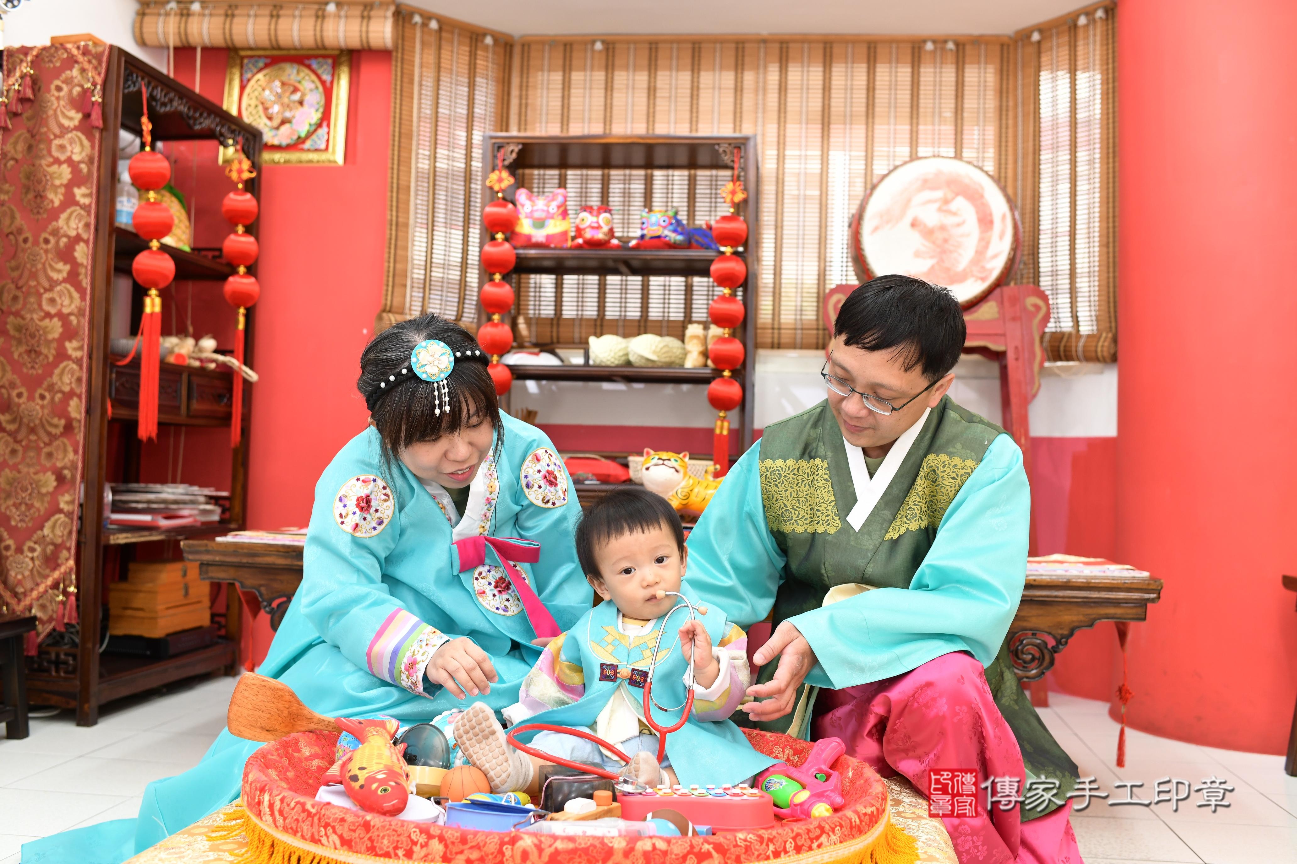 傳家手工印章高雄店、抓周、度脺、美式風會場、傳家嬰兒古禮、吉祥話、抓周道具物品24種、拍照。抓周證書。寶寶抓周、滿周歲、生日快樂、祝福