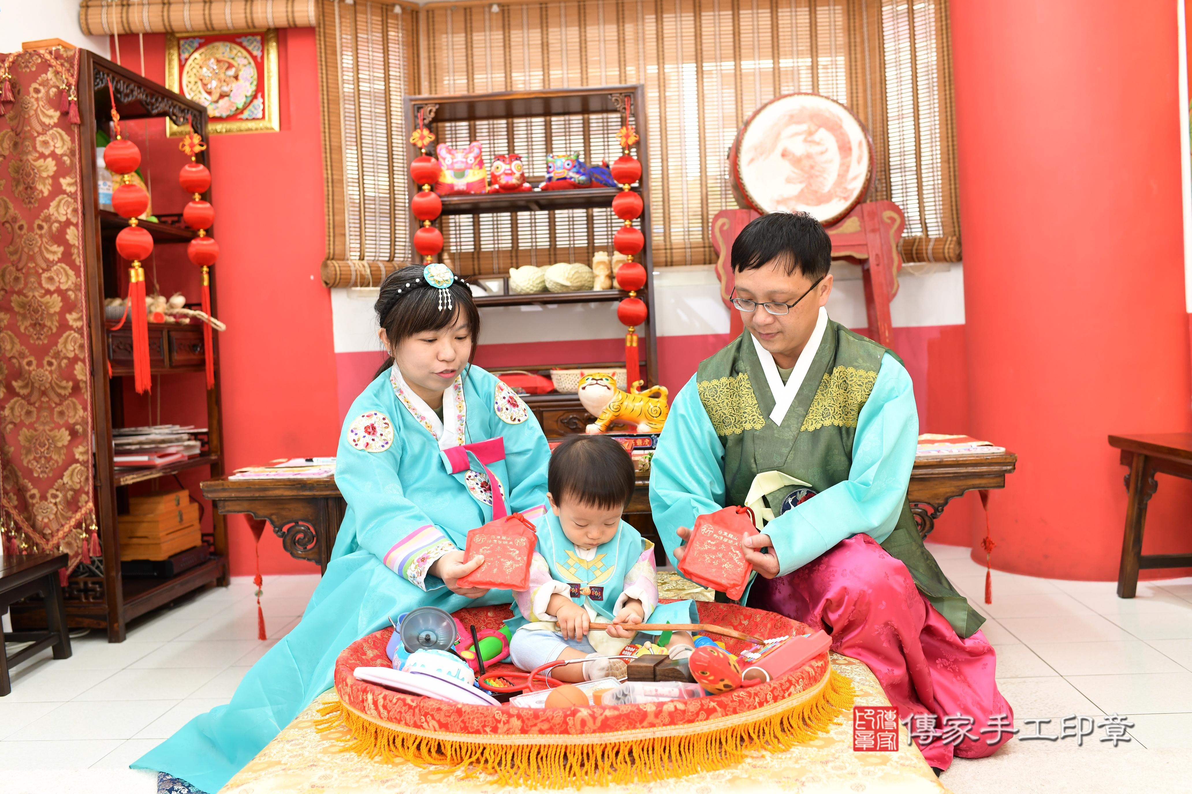 傳家手工印章高雄店、抓周、度脺、美式風會場、傳家嬰兒古禮、吉祥話、抓周道具物品24種、拍照。抓周證書。寶寶抓周、滿周歲、生日快樂、祝福