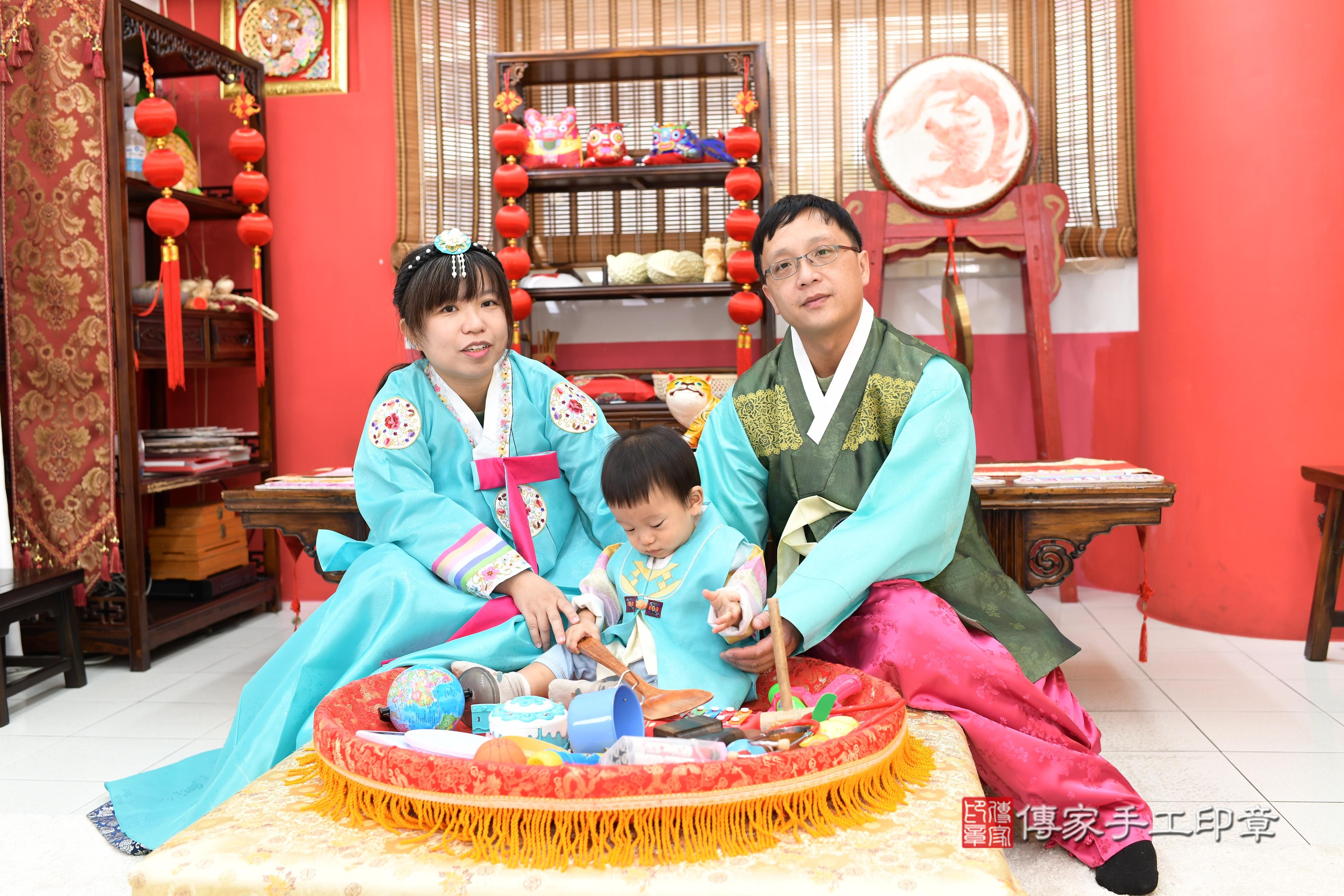 傳家手工印章高雄店、抓周、度脺、美式風會場、傳家嬰兒古禮、吉祥話、抓周道具物品24種、拍照。抓周證書。寶寶抓周、滿周歲、生日快樂、祝福