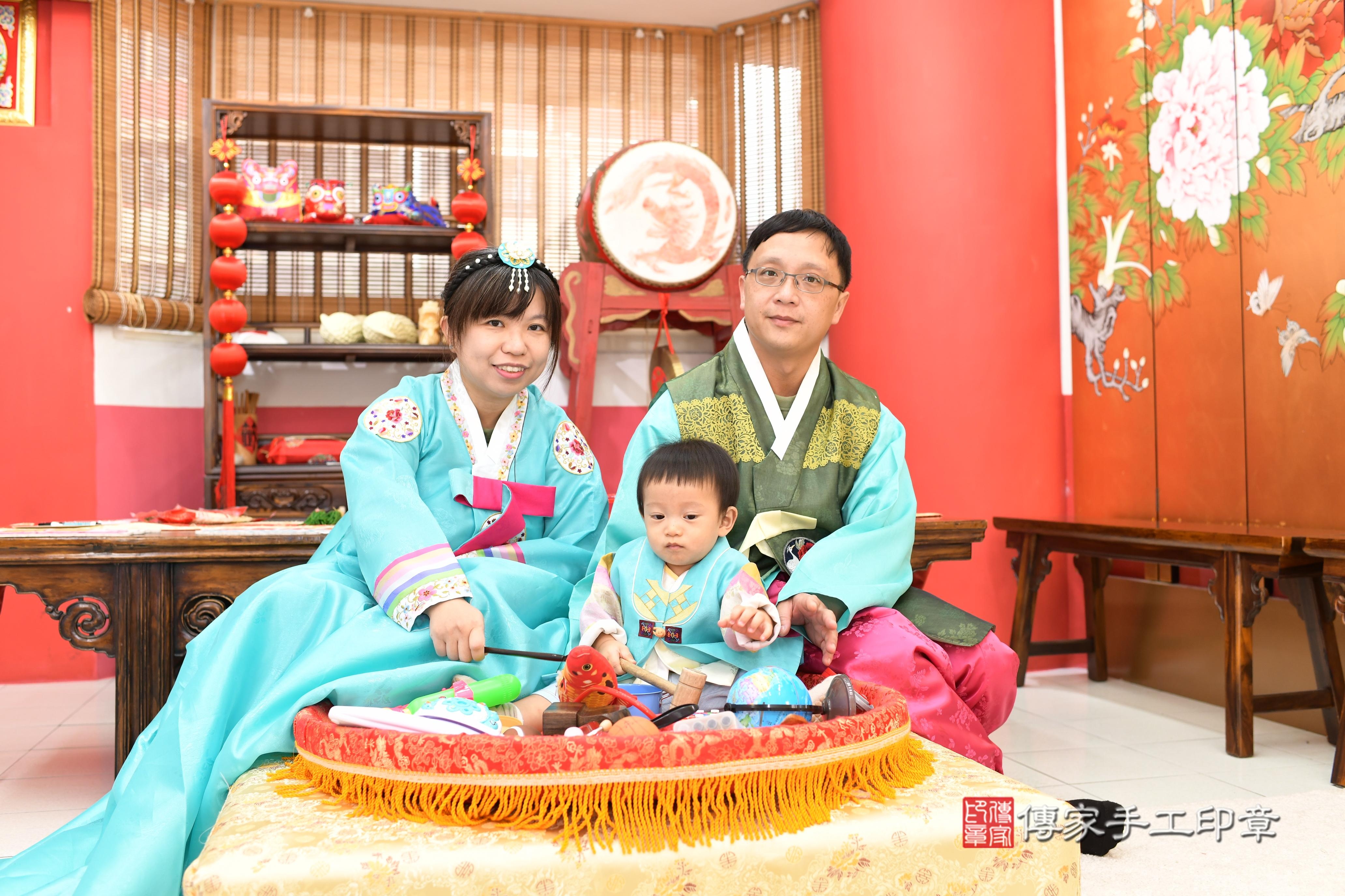 傳家手工印章高雄店、抓周、度脺、美式風會場、傳家嬰兒古禮、吉祥話、抓周道具物品24種、拍照。抓周證書。寶寶抓周、滿周歲、生日快樂、祝福