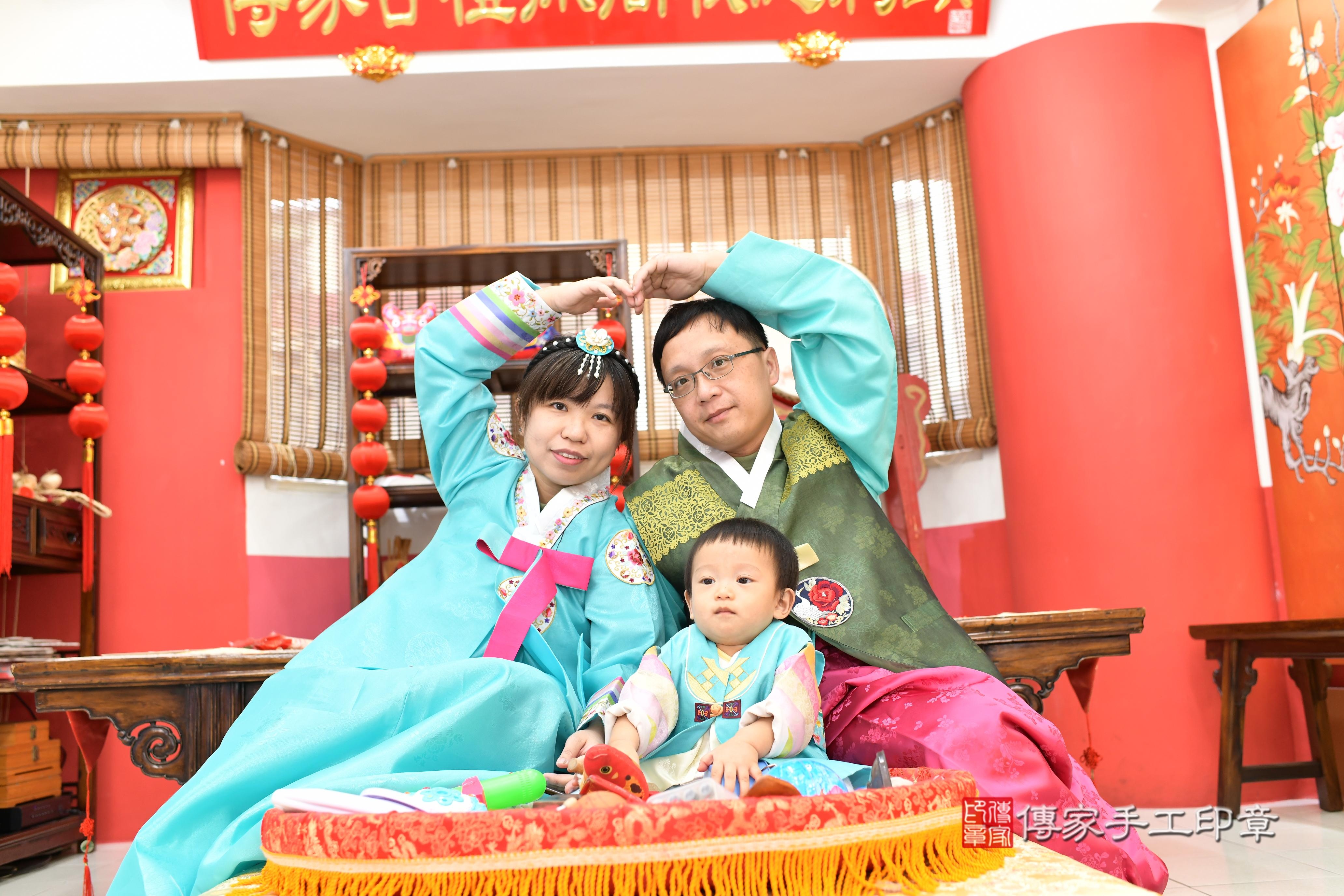 傳家手工印章高雄店、抓周、度脺、美式風會場、傳家嬰兒古禮、吉祥話、抓周道具物品24種、拍照。抓周證書。寶寶抓周、滿周歲、生日快樂、祝福