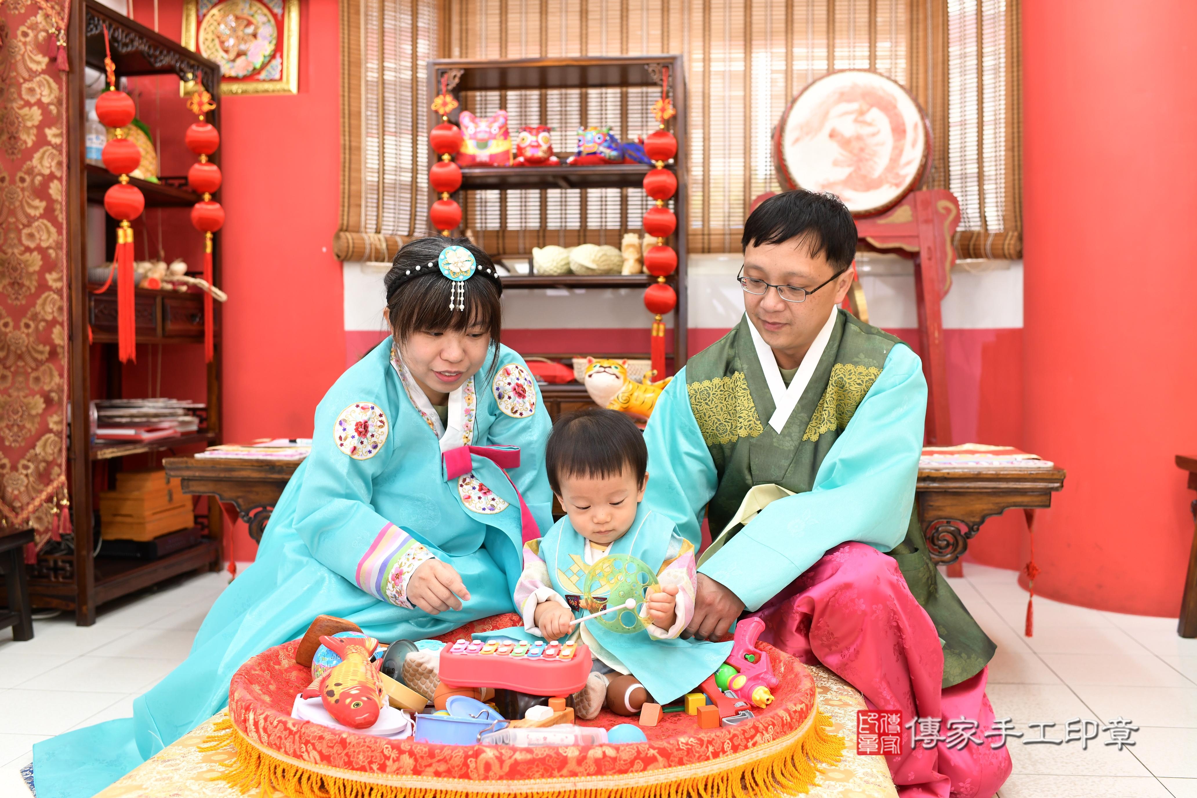 傳家手工印章高雄店、抓周、度脺、美式風會場、傳家嬰兒古禮、吉祥話、抓周道具物品24種、拍照。抓周證書。寶寶抓周、滿周歲、生日快樂、祝福