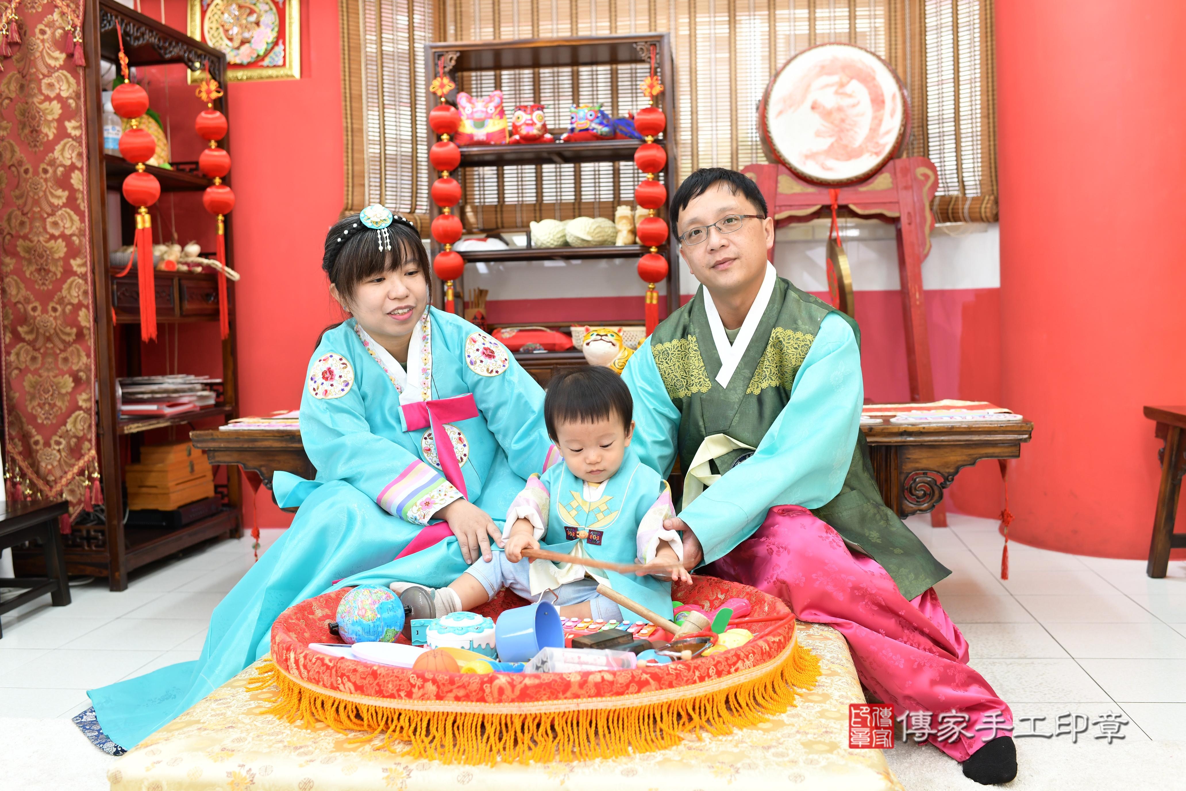 傳家手工印章高雄店、抓周、度脺、美式風會場、傳家嬰兒古禮、吉祥話、抓周道具物品24種、拍照。抓周證書。寶寶抓周、滿周歲、生日快樂、祝福