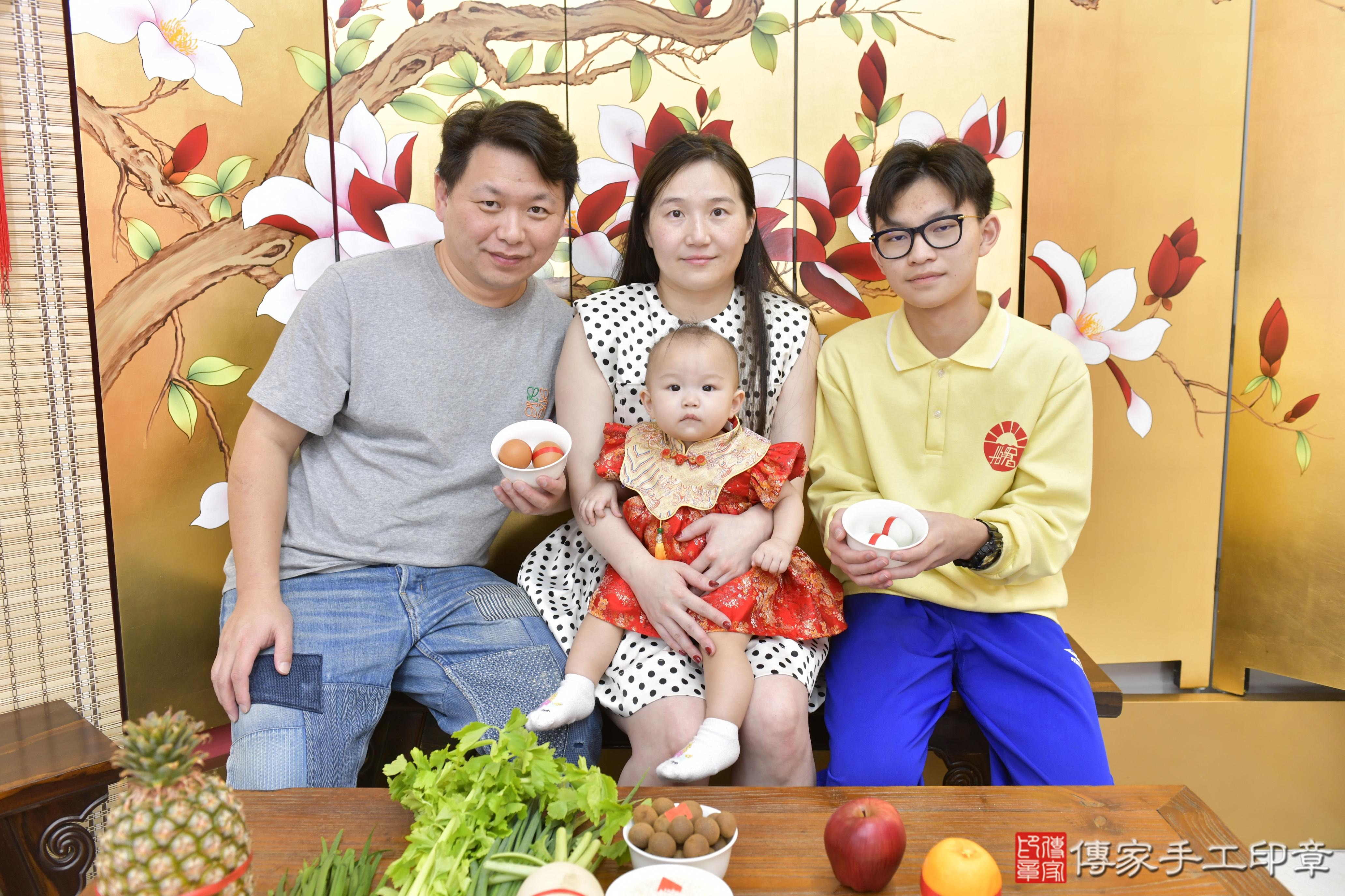 傳家手工印章新竹店、抓周、度脺、中國風會場、傳家嬰兒古禮、吉祥話、抓周道具物品24種、拍照。抓周證書。寶寶抓周、滿周歲、生日快樂、祝福