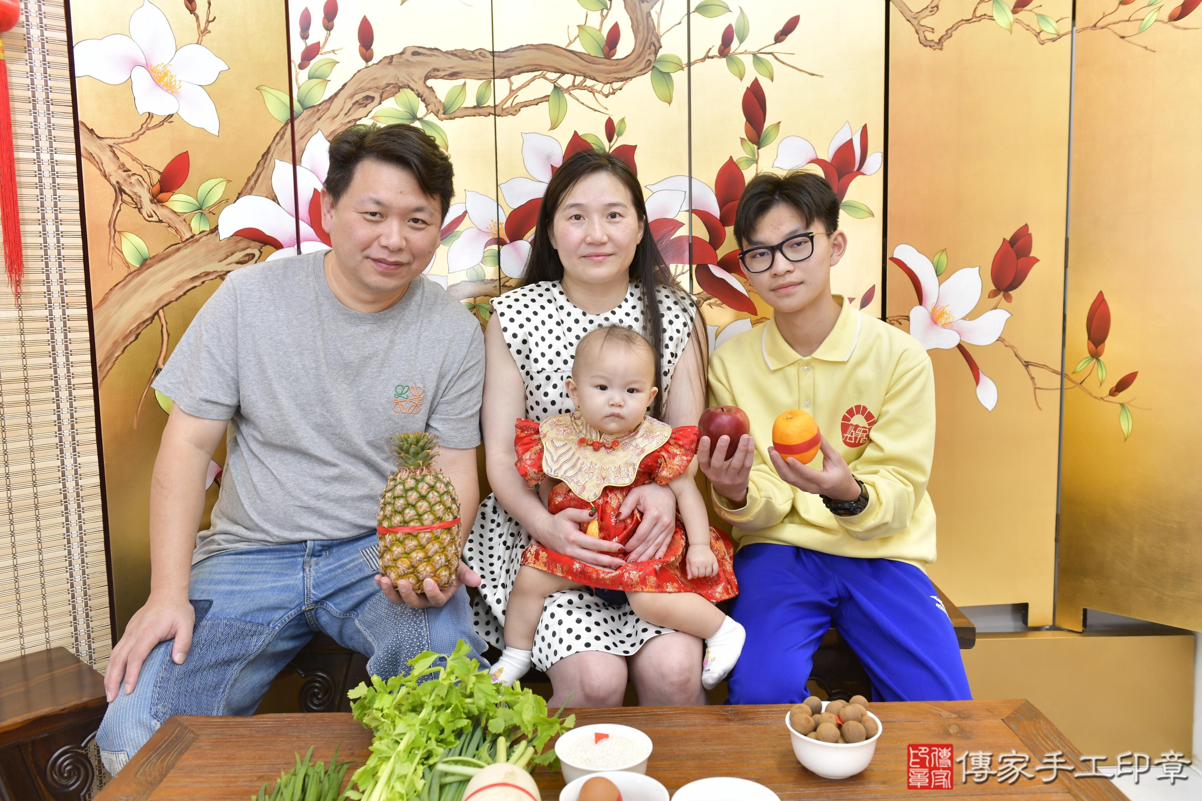 傳家手工印章新竹店、抓周、度脺、中國風會場、傳家嬰兒古禮、吉祥話、抓周道具物品24種、拍照。抓周證書。寶寶抓周、滿周歲、生日快樂、祝福